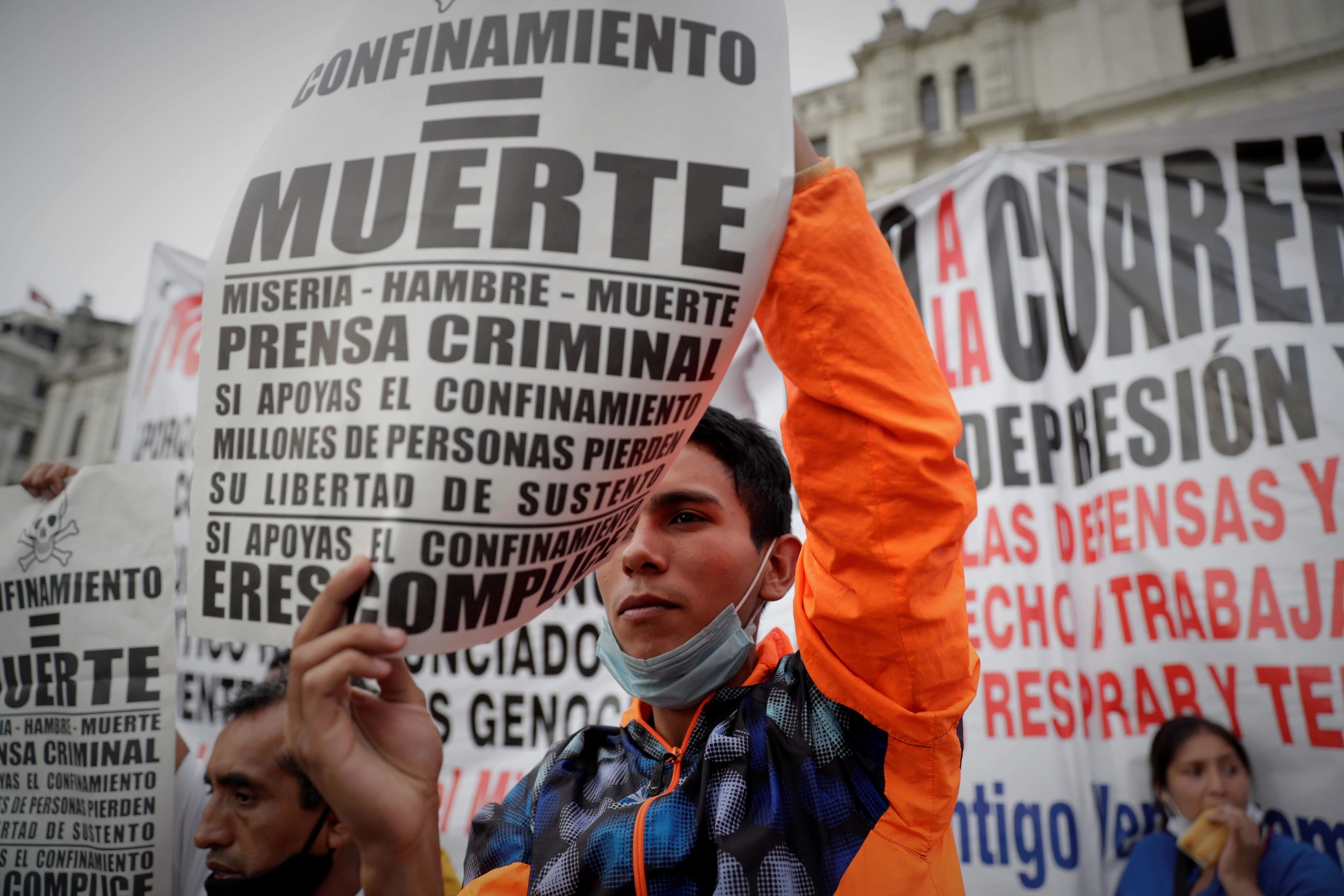 Fotografía de archivo fechada el 31 de enero de 2021, que muestra personas mientras participan en una manifestación en contra de la cuarentena en Lima (Perú). EFE/ Paolo Aguilar/Archivo 