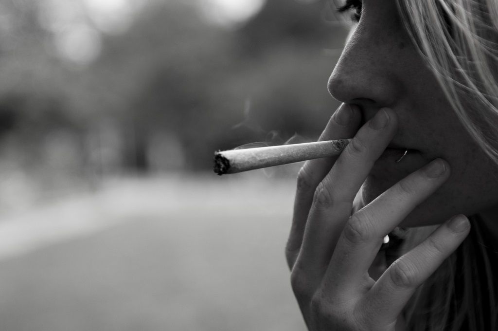 02/10/2018 Chica fumando un porro ESPAÑA EUROPA MADRID SALUD FLICKR/ASHTON 