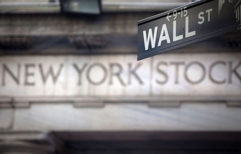 IMAGEN DE ARCHIVO. Una señal de Wall Street fuera de la Bolsa de Valores de Nueva York (NYSE), en Nueva York, EEUU, Octubre 28, 2013. REUTERS/Carlo Allegri