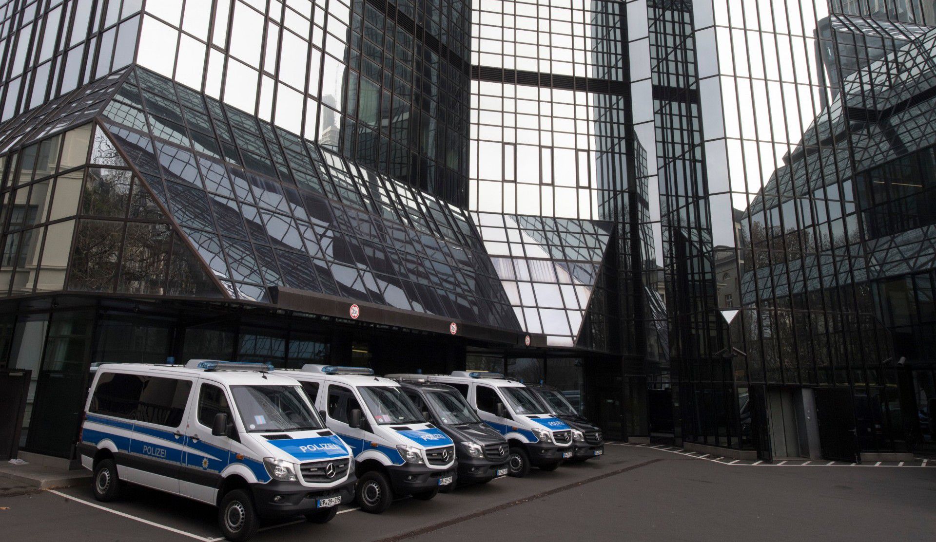 Fiscales alemanes se presentaron en la sede central del Deutsche Bank en Frankfurt en noviembre de 2018 por las sospechas de lavado dinero luego de las revelaciones de los Panama Papers. (Foto: Boris Roessler / DPA / AFP) / Germany OUT)