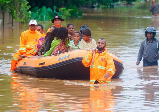 Aumentaron a 113 los muertos por las inundaciones en Indonesia y Timor Oriental