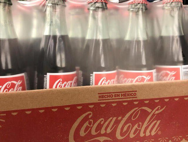 Coca-Cola abre el año con repunte de demanda, advierte sobre riesgos de recuperación