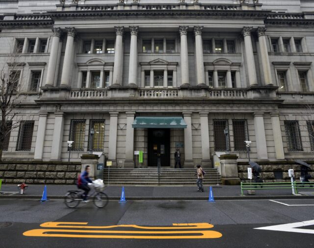 El BoJ mantiene su política monetaria y rebaja su previsión de inflación