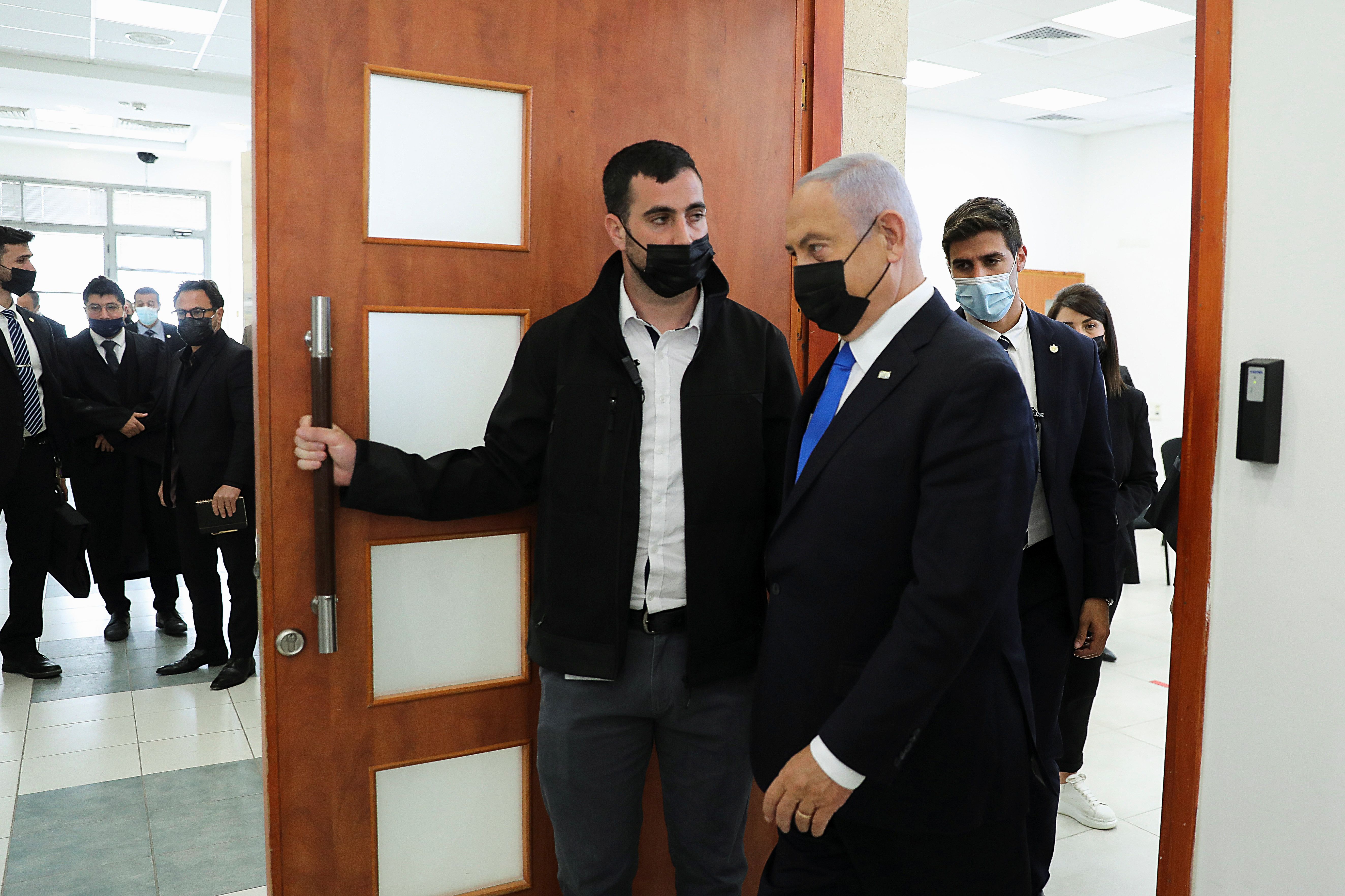 El primer ministro israelí Benjamín Netanyahu, con una máscara facial, abandona la sala del tribunal durante una audiencia tras la reanudación de su juicio por corrupción, en el Tribunal de Distrito de Jerusalén el 5 de abril de 2021. Abir Sultan / Pool vía REUTERS