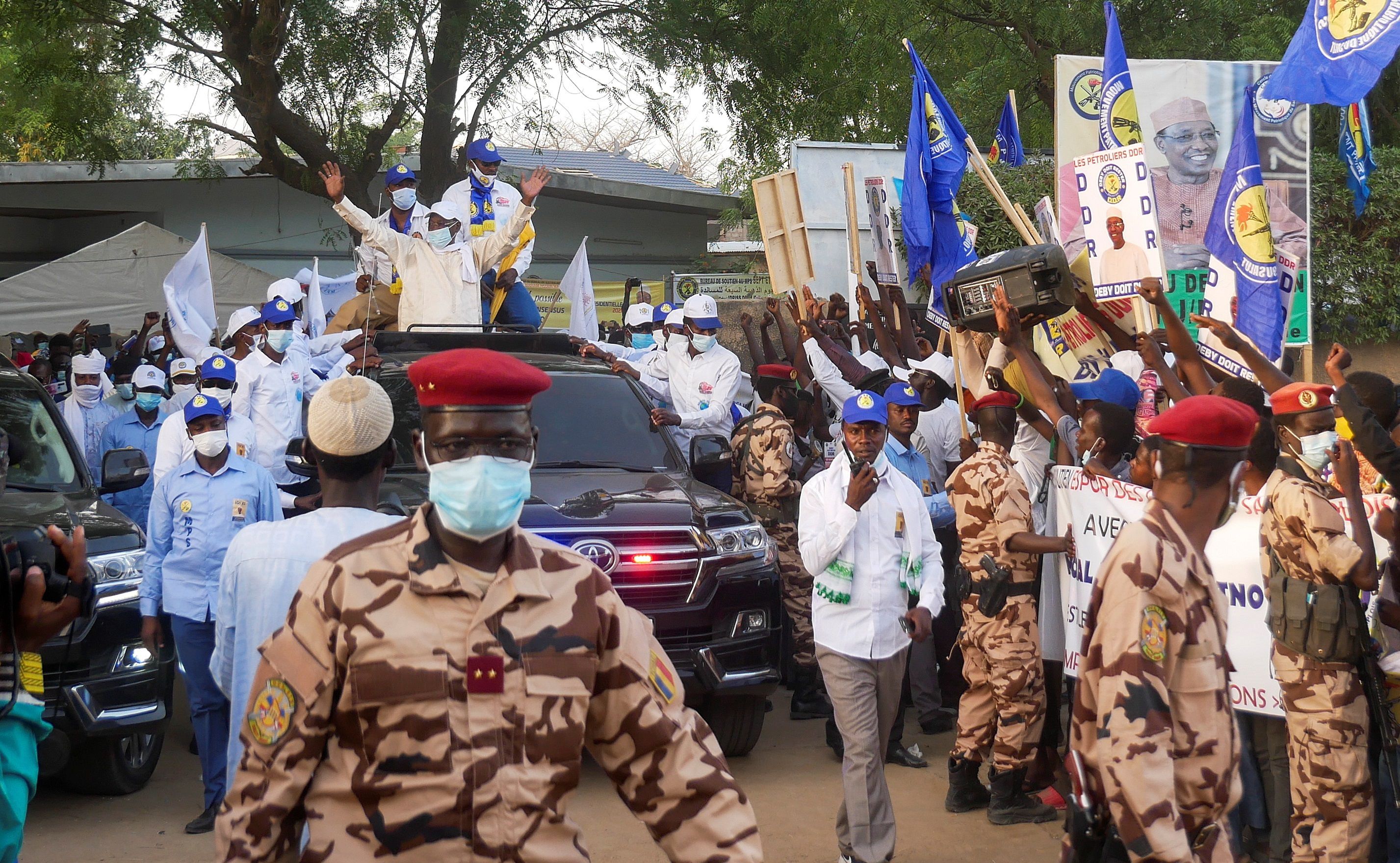 El presidente de Chad, Idriss Deby (c) a su llegada a un acto de campaña en Yamena, el pasado martes. EFE/EPA/JOEL KOUAM/Archivo 
