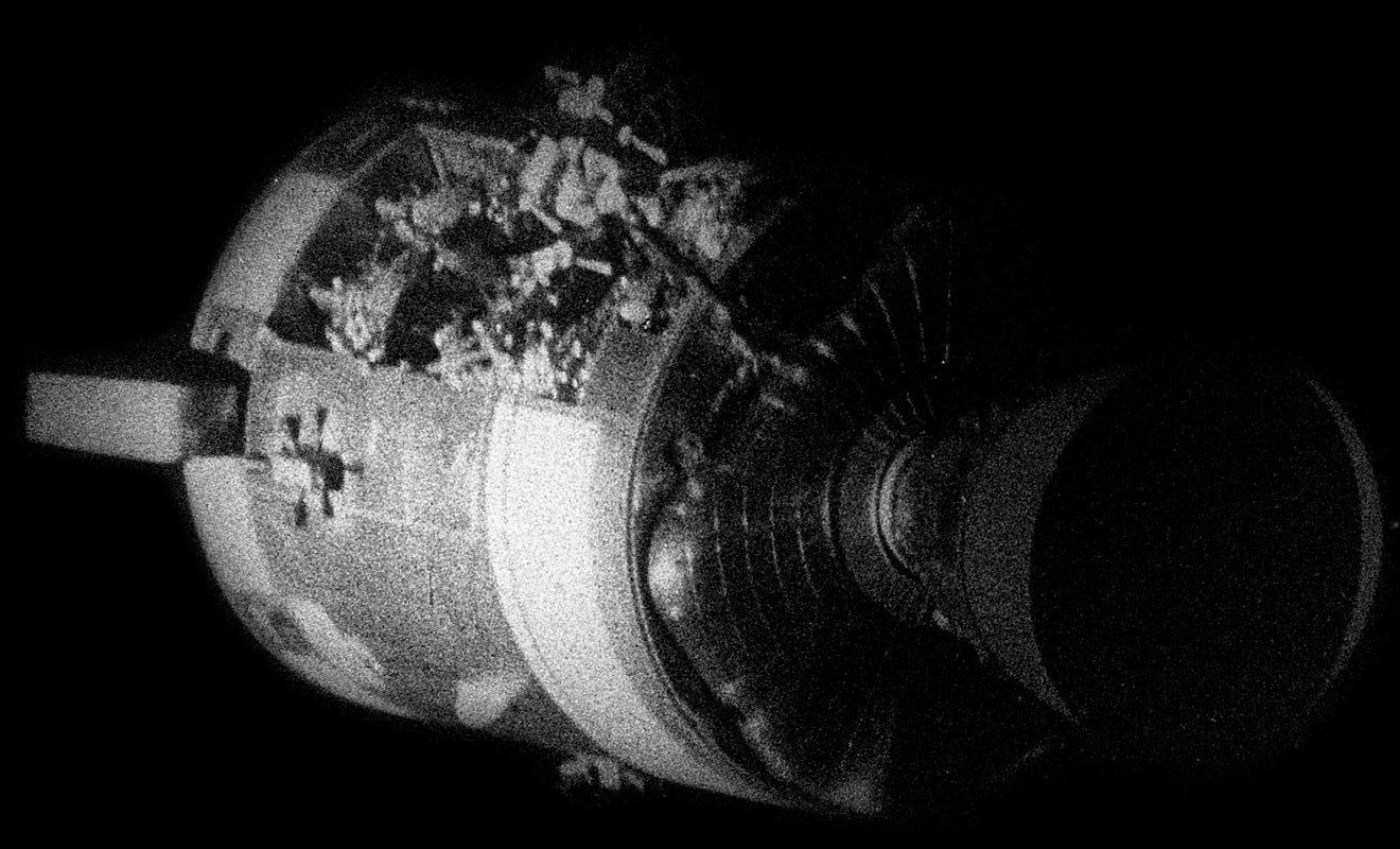13/04/2021 Módulo de servicio del Apolo 13 dañado, fotografiado desde el módulo de mando después de la separación. POLITICA INVESTIGACIÓN Y TECNOLOGÍA NASA 