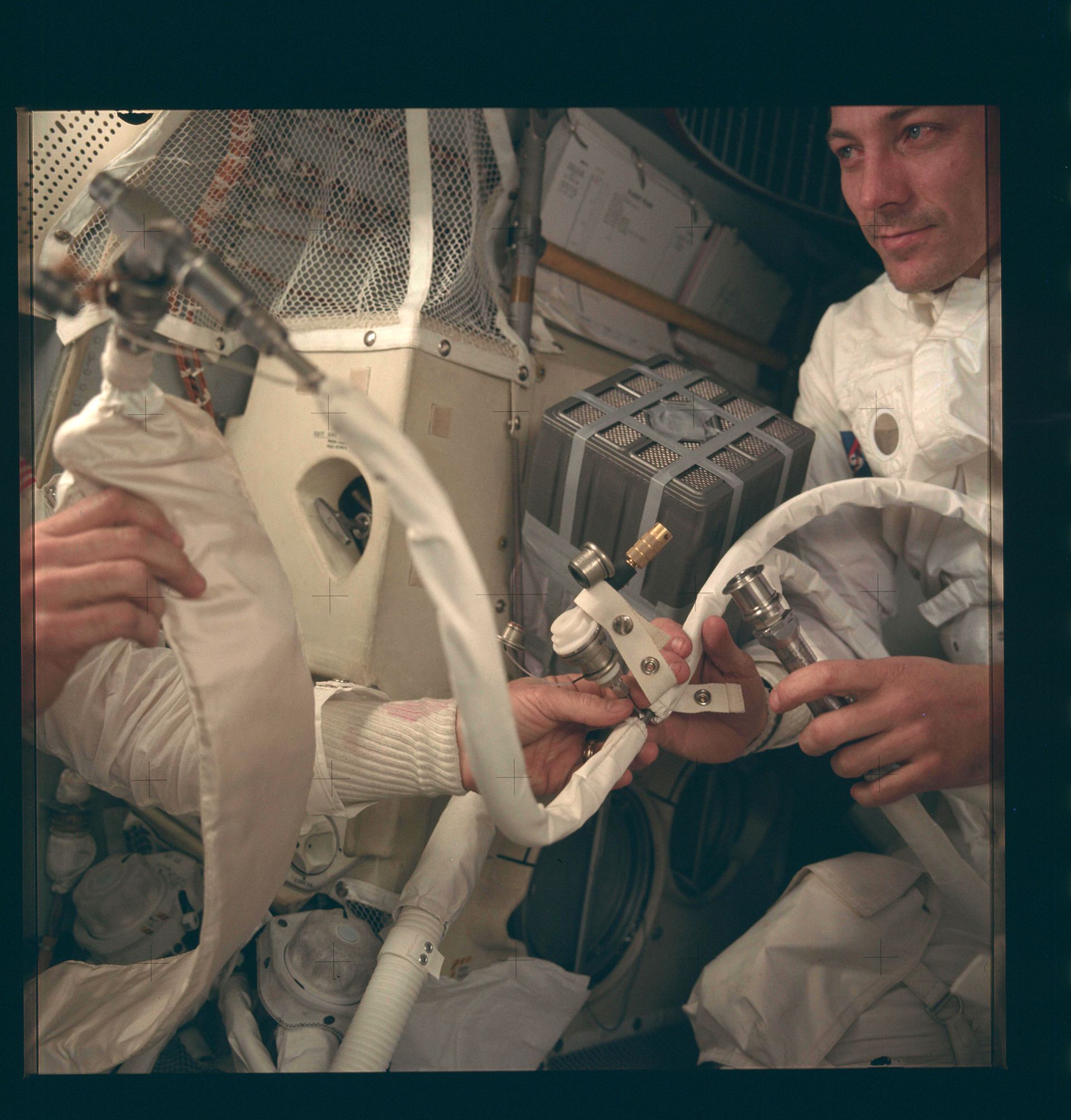 El astronauta John L. Swigert Jr, piloto del módulo de comando en el momento del armado del filtro que los ayudó a mantenerse con vida durante el accidentado viaje de la misión Apollo 13 (Reuters)