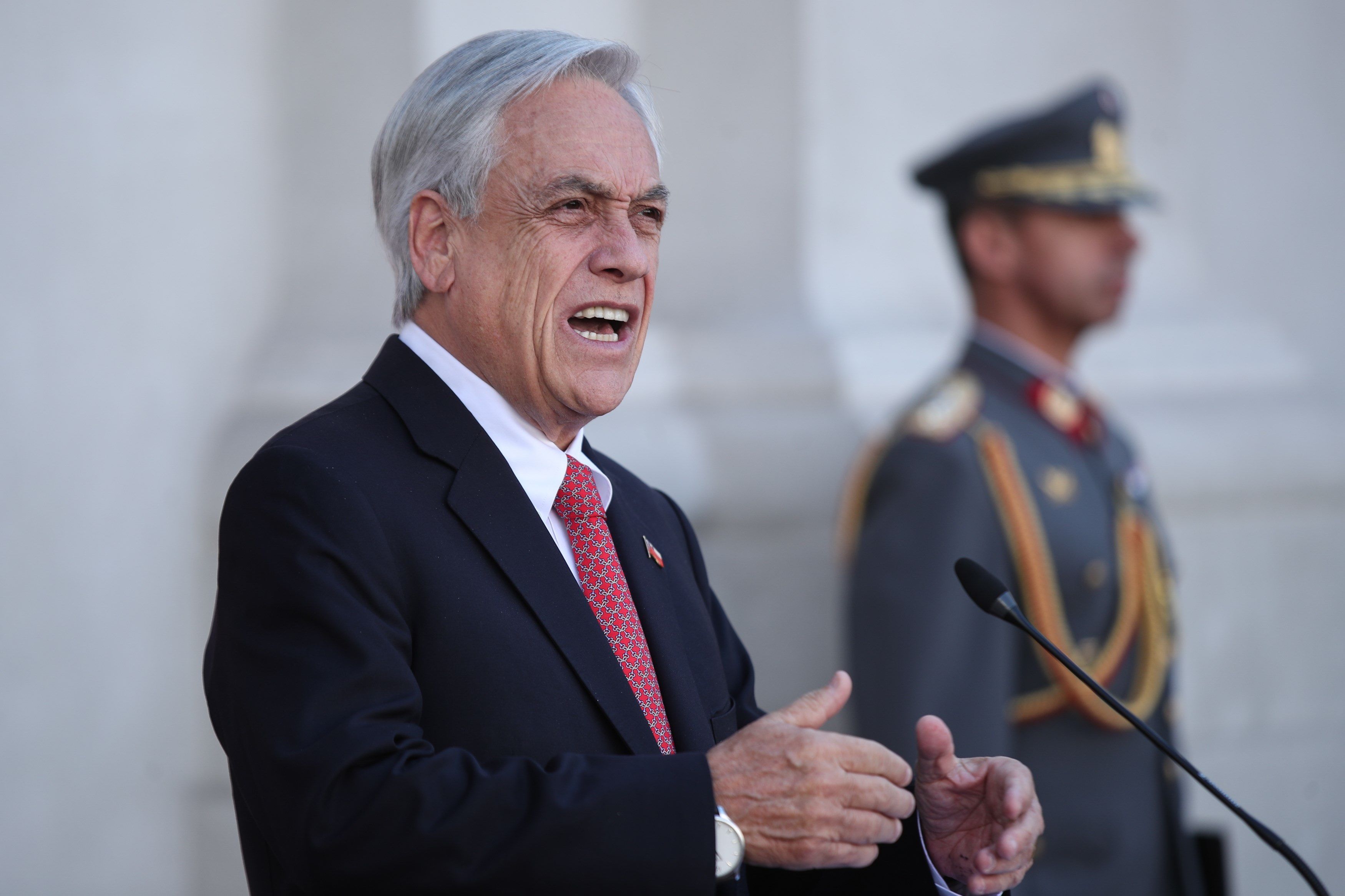 En la imagen, el presidente de Chile, Sebastián Piñera (d). EFE/Alberto Valdés/Archivo 