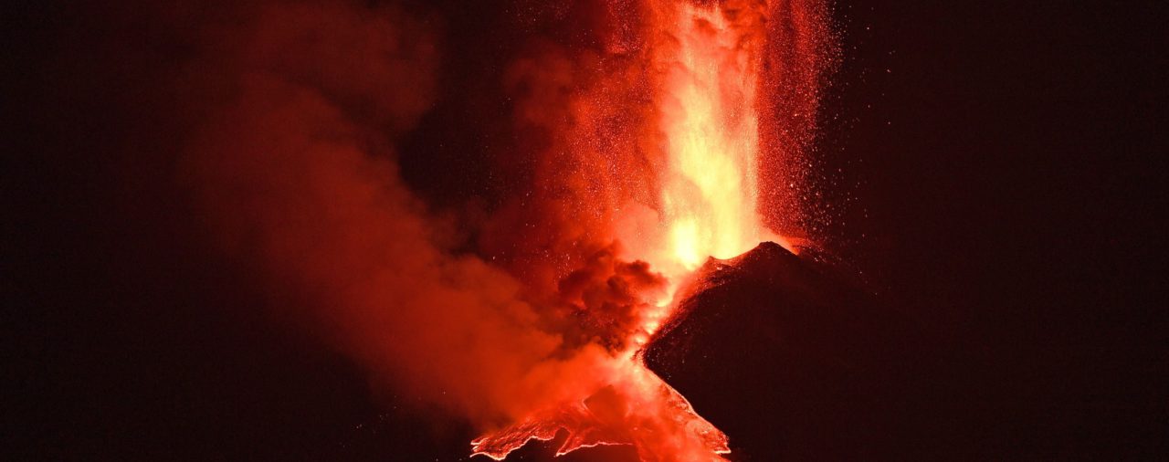 Nueva erupción del Etna, con emisión de lava y columna de cenizas