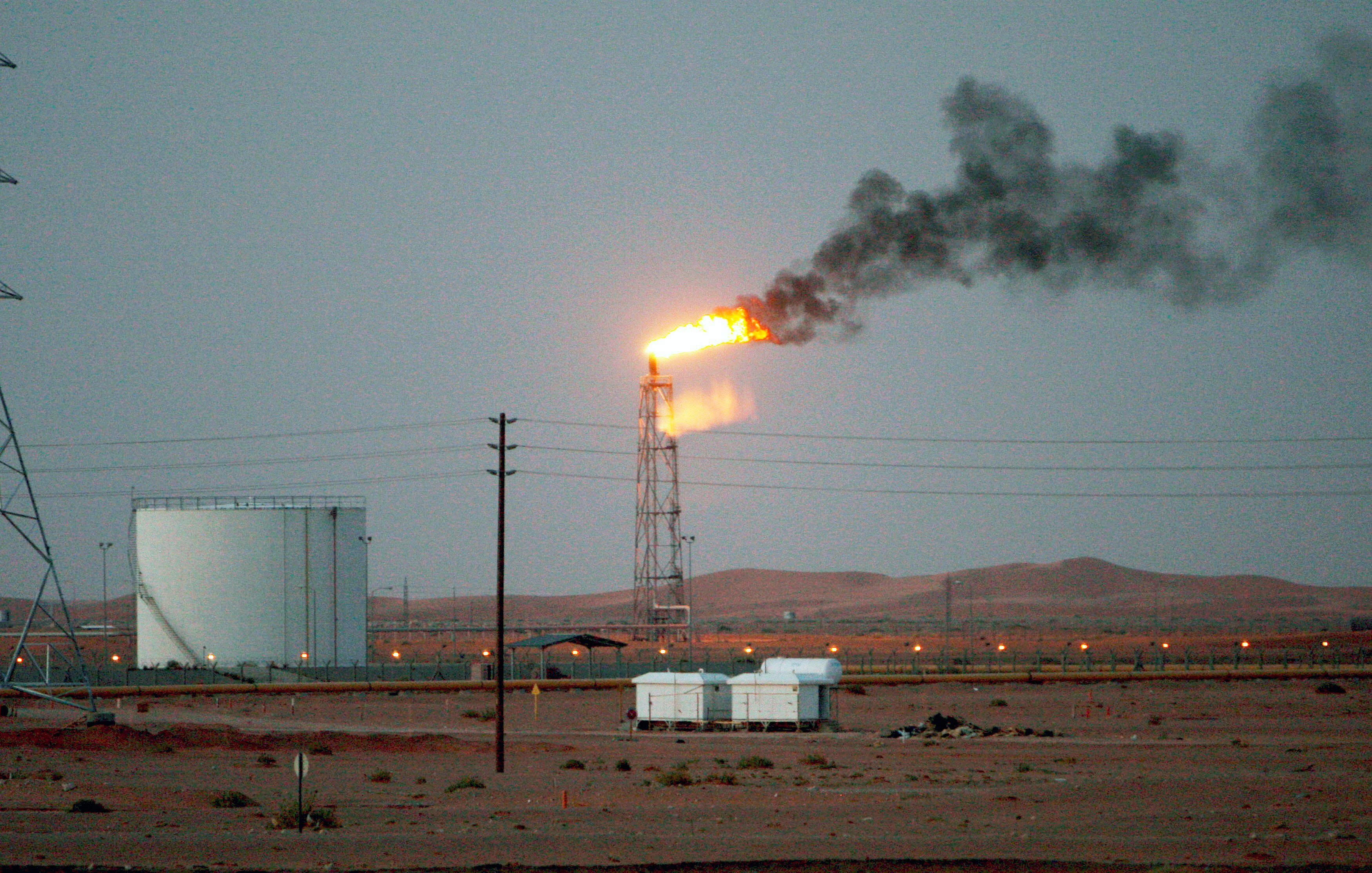 Una de las instalaciones de la pretrolera saudí Aramco, ubicada en el campo de Khurais, a 160 kilómetros de Riad. EFE/EPA/ALI HAIDER/Archivo 
