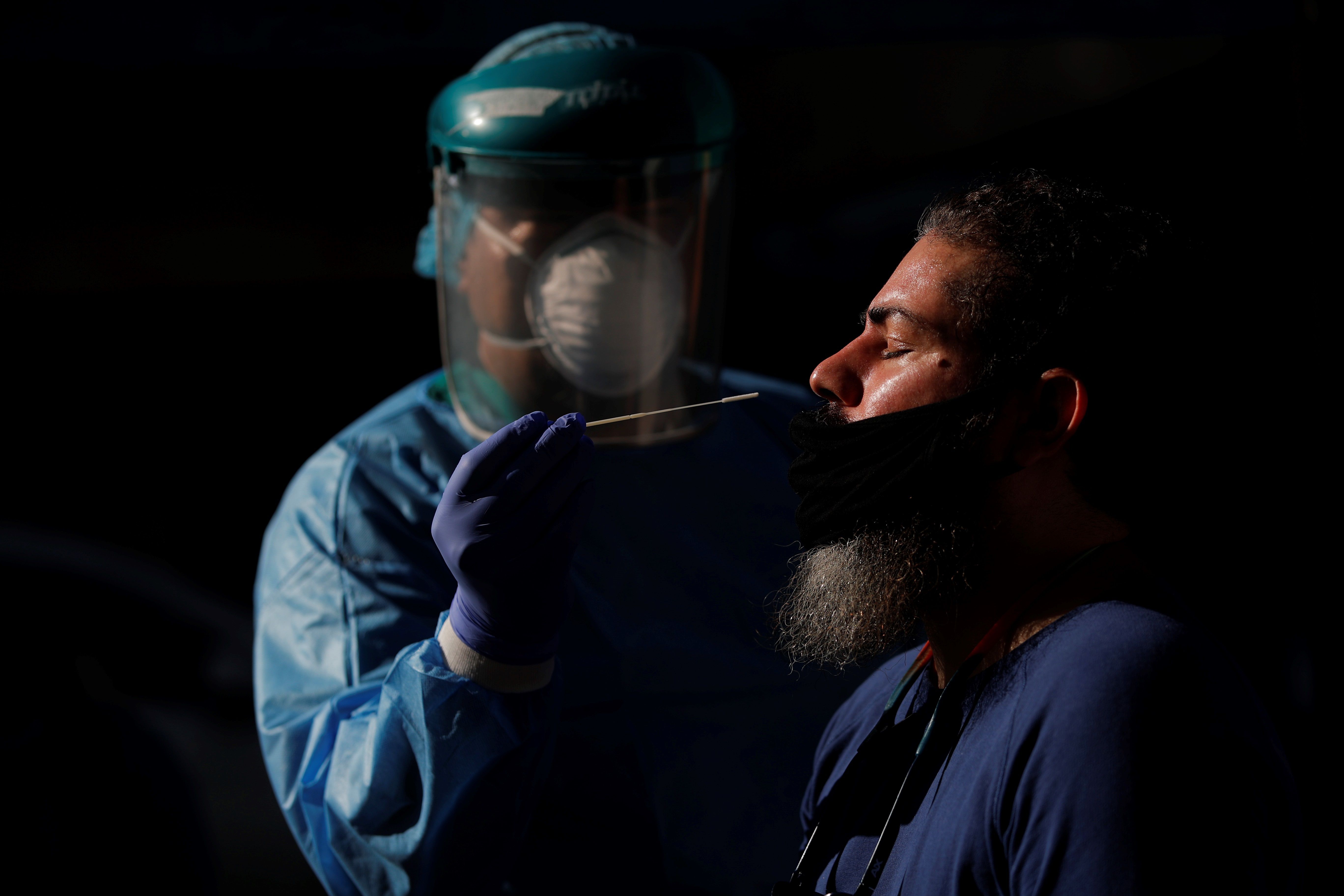 Un hombre se realiza una prueba de hisopado para detectar COVID-19 en un puesto express, el 8 de enero del 2021, en ciudad de Panamá (Panamá). EFE/Bienvenido Velasco/Archivo 
