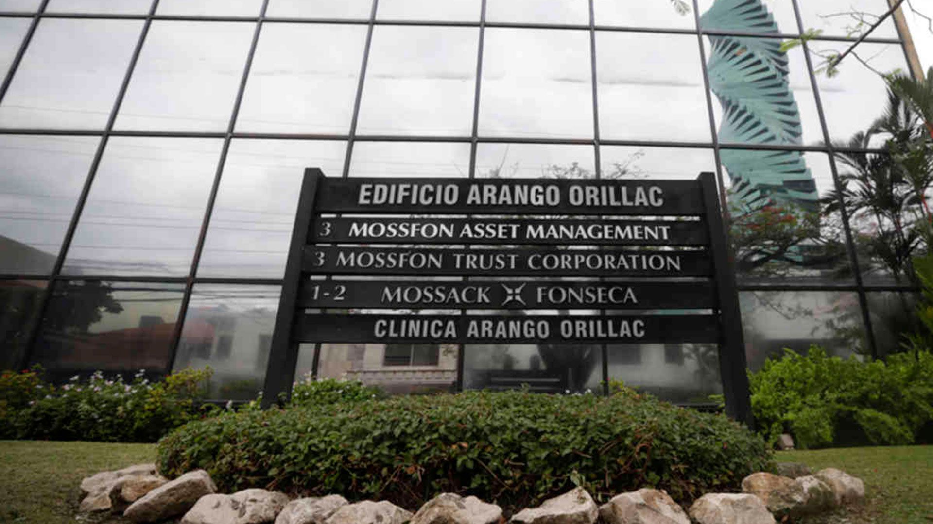 El estudio panameño Mossack Fonseca quedó envuelto en el medio del escándalo y cerró sus puertas en 2018. (AP Foto/Arnulfo Franco)
