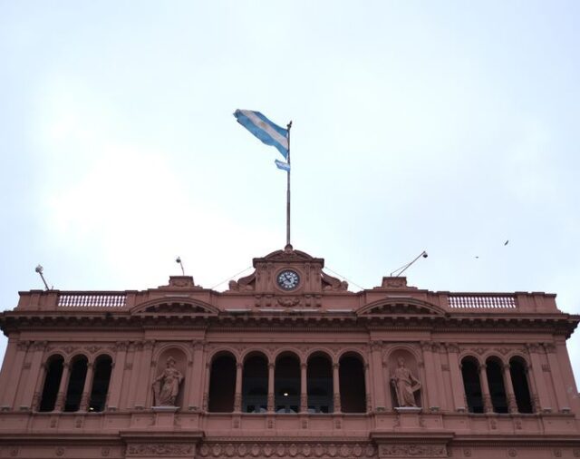 Provincia argentina de Buenos Aires consultará a bonistas para enmendar oferta de canje de deuda