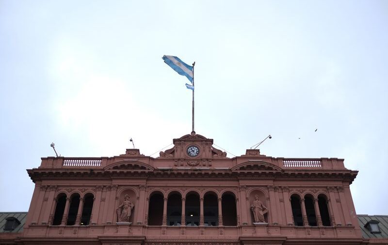 Provincia argentina de Buenos Aires consultará a bonistas para enmendar oferta de canje de deuda