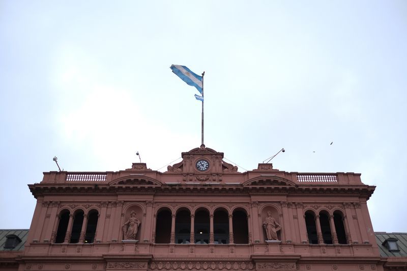 FOTO DE ARCHIVO: Una bandera argentina flamea sobre el palacio presidencial Casa Rosada en Buenos Aires, Argentina October 29, 2019. REUTERS/Carlos Garcia Rawlins