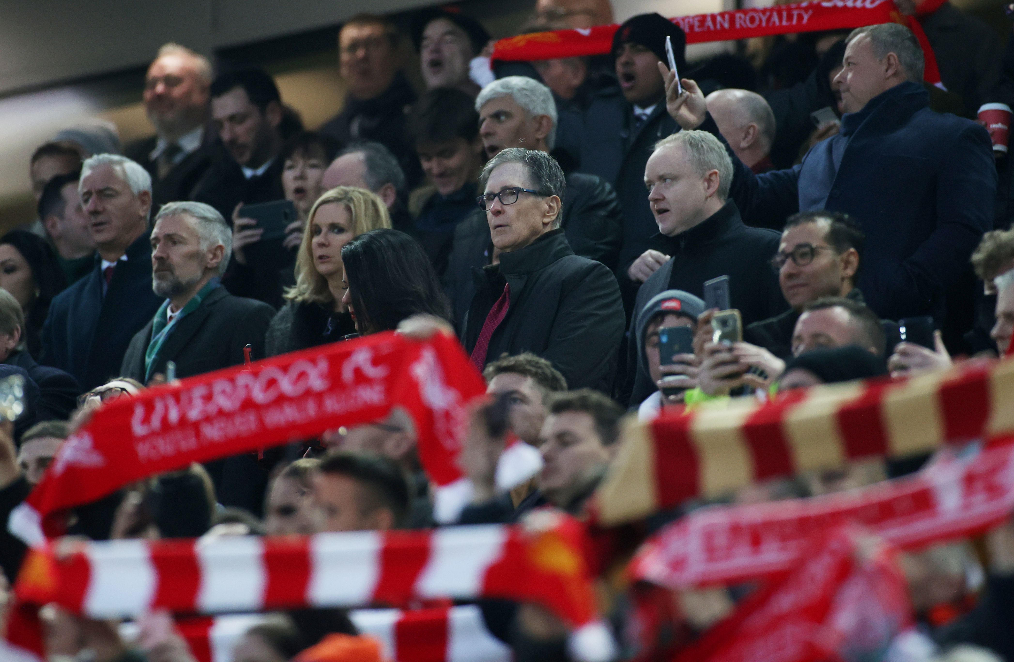 John W. Henry, dueño del Liverpool, en las gradas de Anfield junto a los aficionados del club (Foto: Reuters)