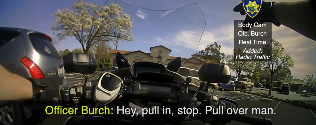 Un video captó el momento en que un policía de California disparó y mató a un fugitivo tras una persecución
