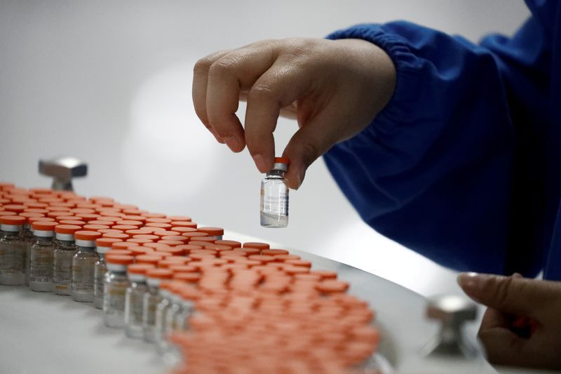 Imagen de archivo de un operario manipulando vacunas de Sinovac Biotech en una instalación de empaquetado, en Pekín, China (Foto: REUTERS/Thomas Peter)