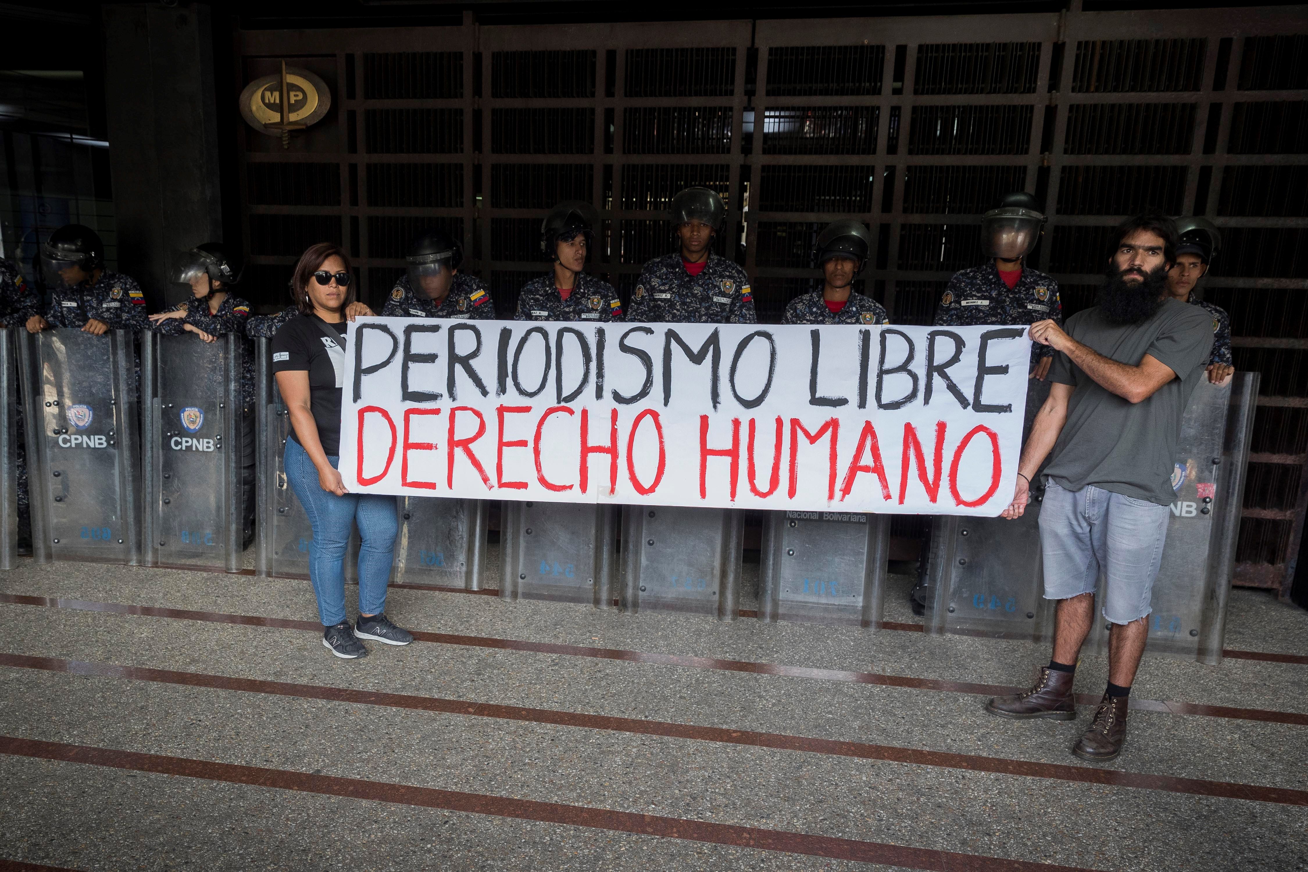 Trabajadores de la prensa participan de una manifestación contra agresiones a periodistas (EFE/Rayner Peña R./Archivo)