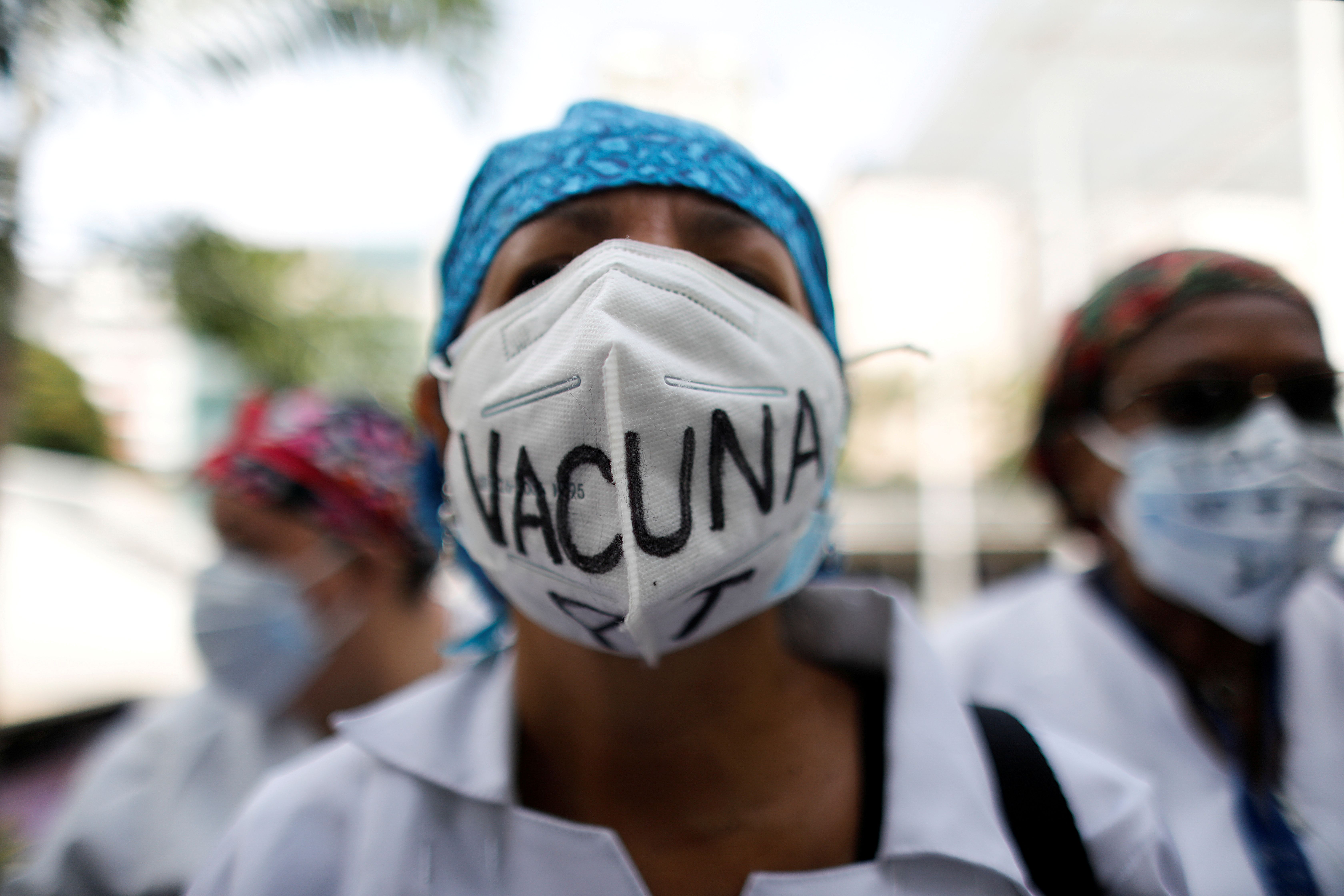Una manifestación por la llegada de vacunas (REUTERS/Leonardo Fernández Viloria)
