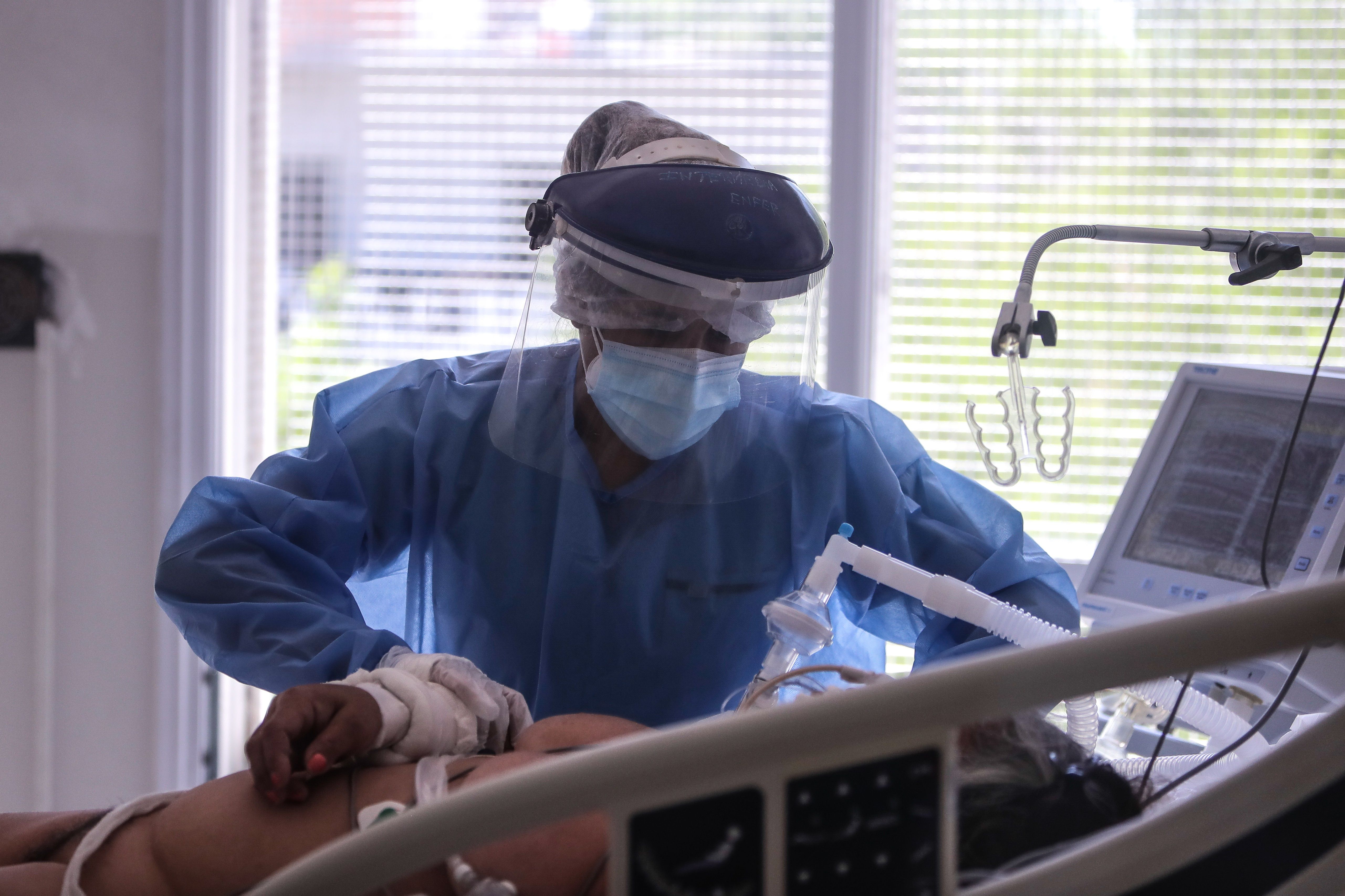 Personal médico realiza controles de pacientes con covid-19 en una unidad de terapia intensiva en un hospital de la provincia de Buenos Aires (EFE)