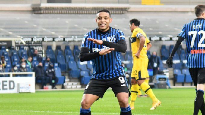 Luis Fernando Muriel celebra su gol en la vistoria 3-0 del Atalanta ante el Parma por la fecha 16.