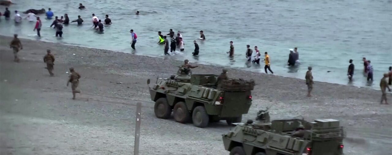 España despliega los tanques del Ejército tras la entrada de más de 6 mil migrantes en Ceuta: al menos un muerto
