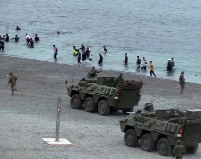 España despliega los tanques del Ejército tras la entrada de más de 6 mil migrantes en Ceuta: al menos un muerto