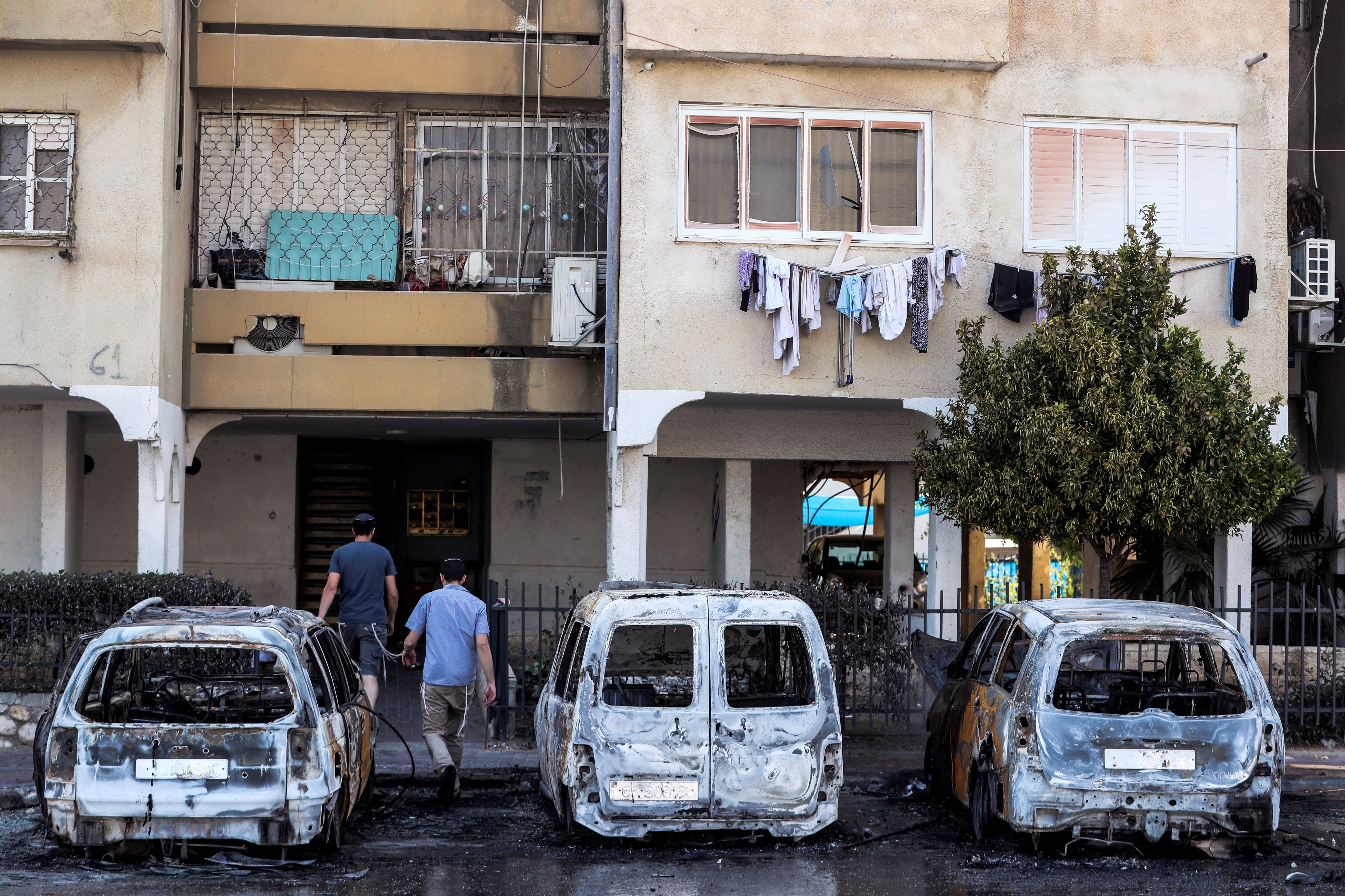 Vehículos incendiados en el barrio árabe de la ciudad de Lod. REUTERS/Ronen Zvulun/File Photo