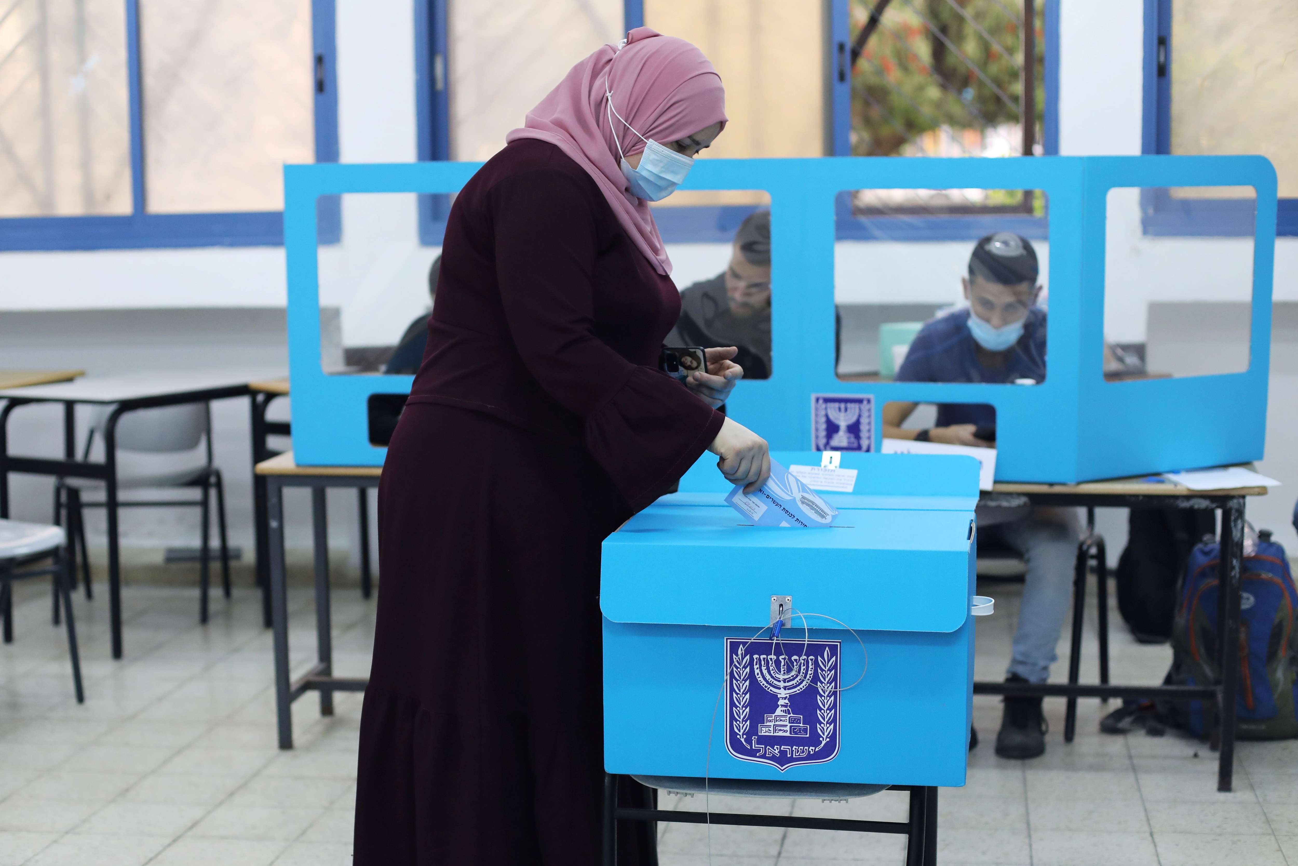Una mujer árabe vota en las últimas elecciones generales de Israel en la ciudad israelí de Kafr Manda. REUTERS/Ammar Awad