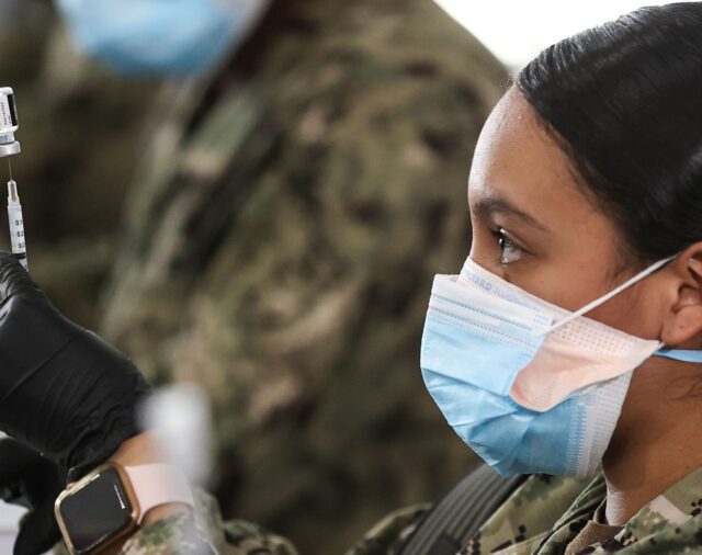 Los centros de vacunación estatales de Florida ya no pedirán documentos para vacunarse contra el coronavirus