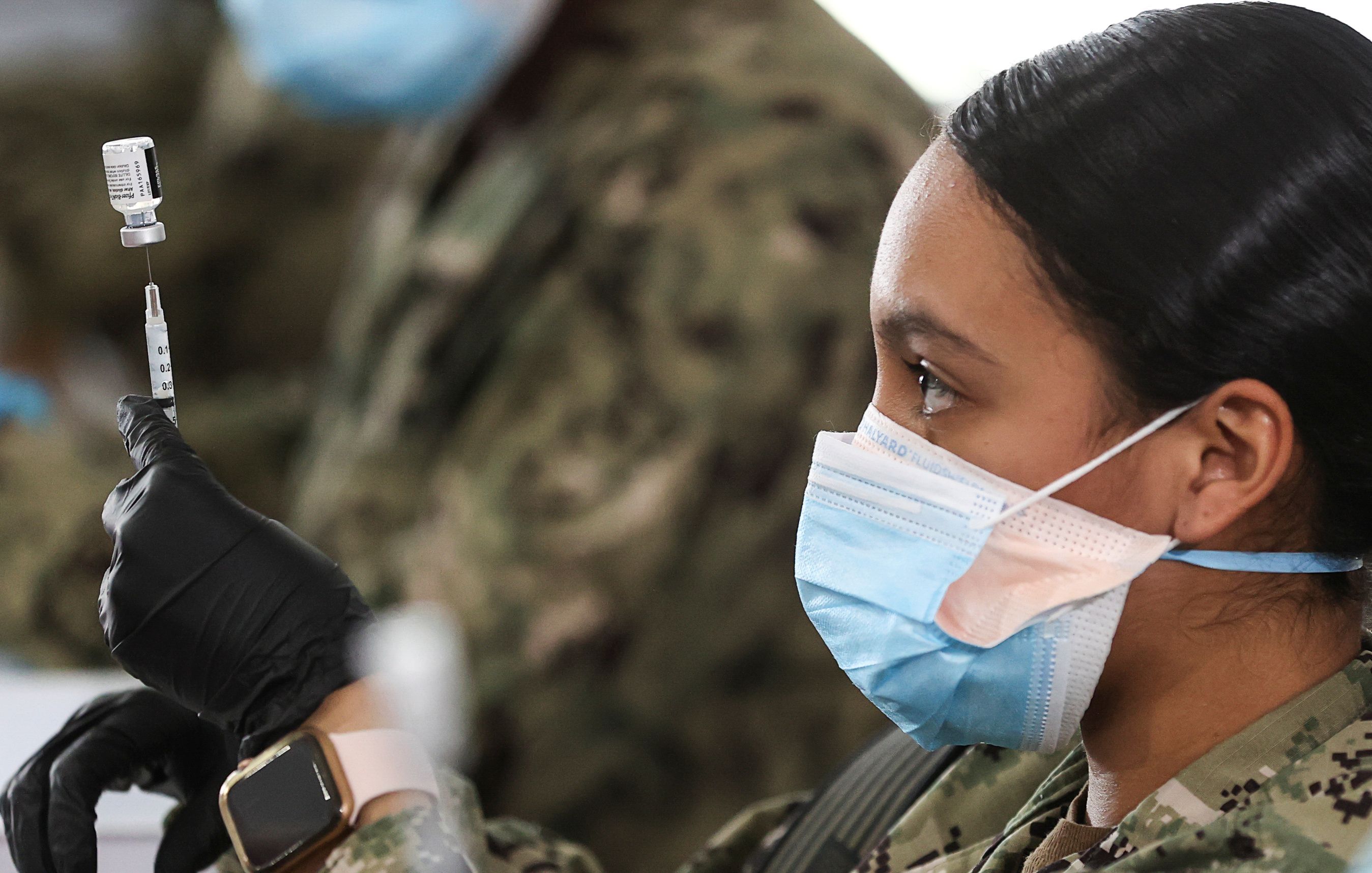Personal la de la Armada prepara una dosis de la vacuna de Pfizer en Jacksonville, Florida (REUTERS/Jonathan Ernst)