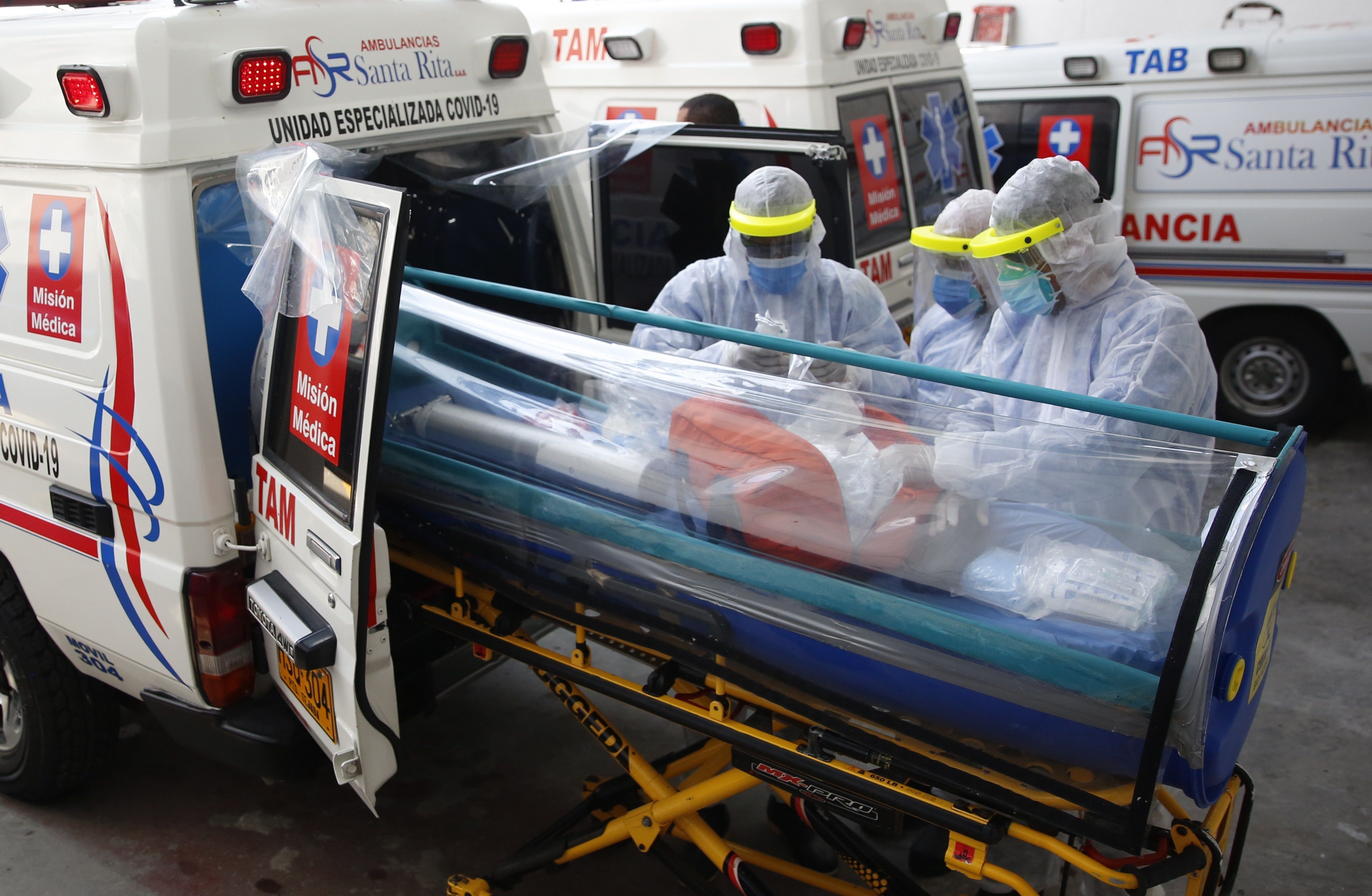 Paramédicos alistan una ambulancia en Cali (Colombia). EFE/ Ernesto Guzman Jr/Archivo 
