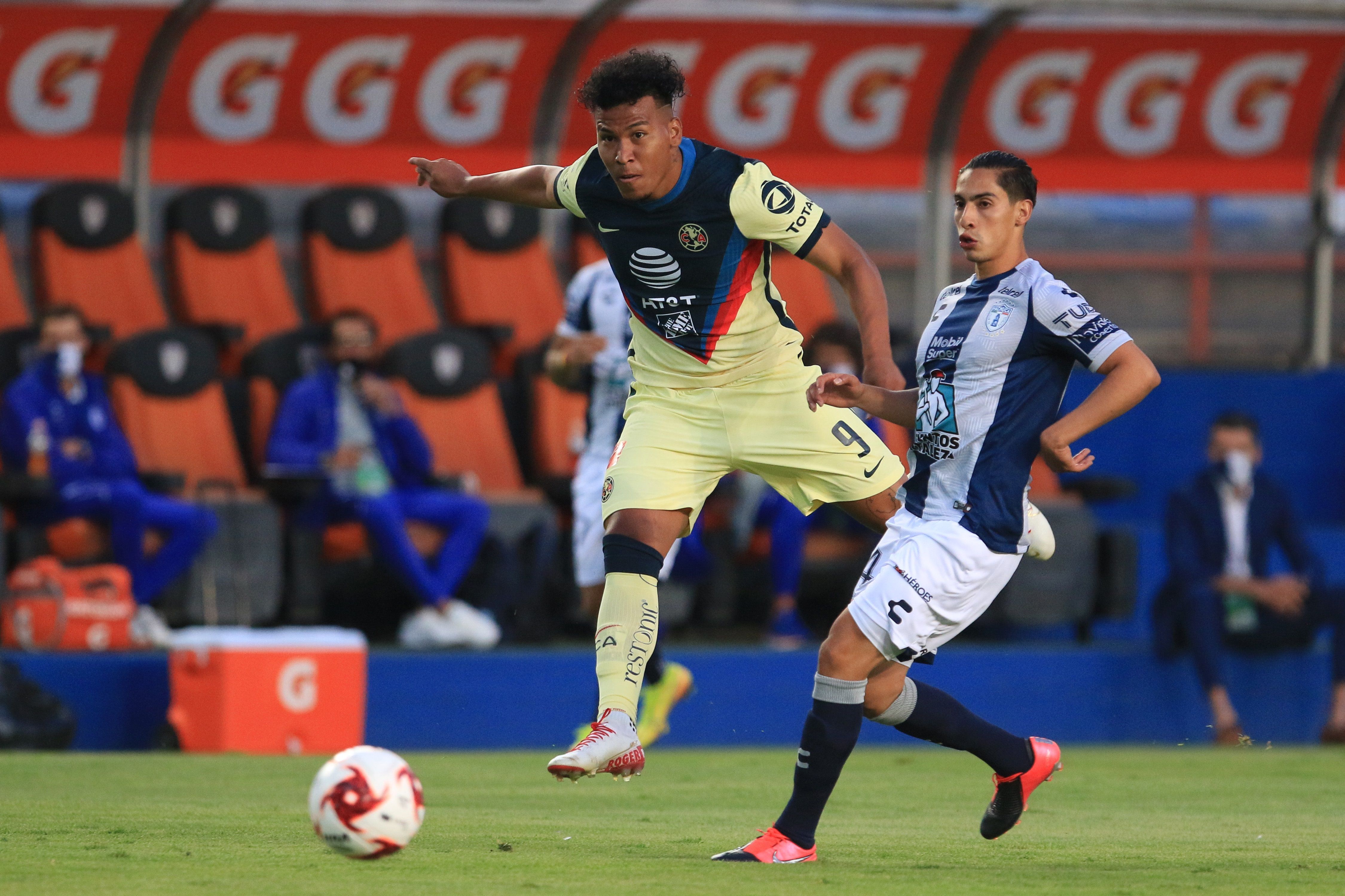 Águilas y Tuzos se enfrentan en la isa de los cuartos de final en la cancha del estadio Hidalgo (Foto: David Martínez Pelcastre/EFE) 