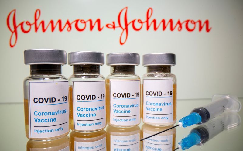 FOTO DE ARCHIVO: Viales con una pegatina en la que se lee: "COVID-19 / Vacuna contra el coronavirus / Sólo inyección" y una jeringa médica ante un logotipo de Johnson & Johnson en esta ilustración tomada el 31 de octubre de 2020. REUTERS/Dado Ruvic