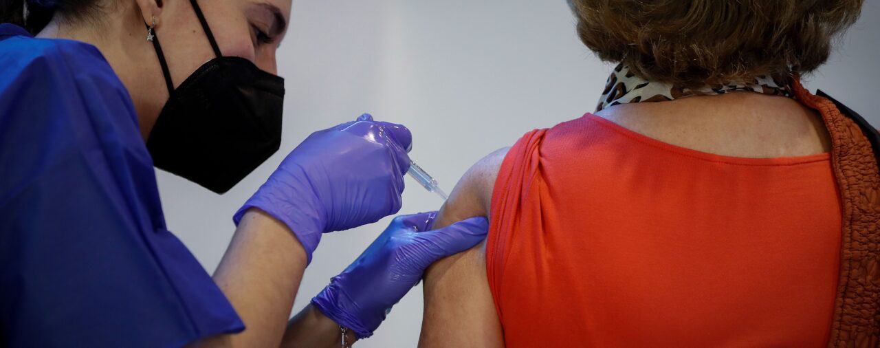 Vacunación en CABA: se habilitó la inscripción para personas de entre 55 y 59 años con enfermedades previas y personal estratégico
