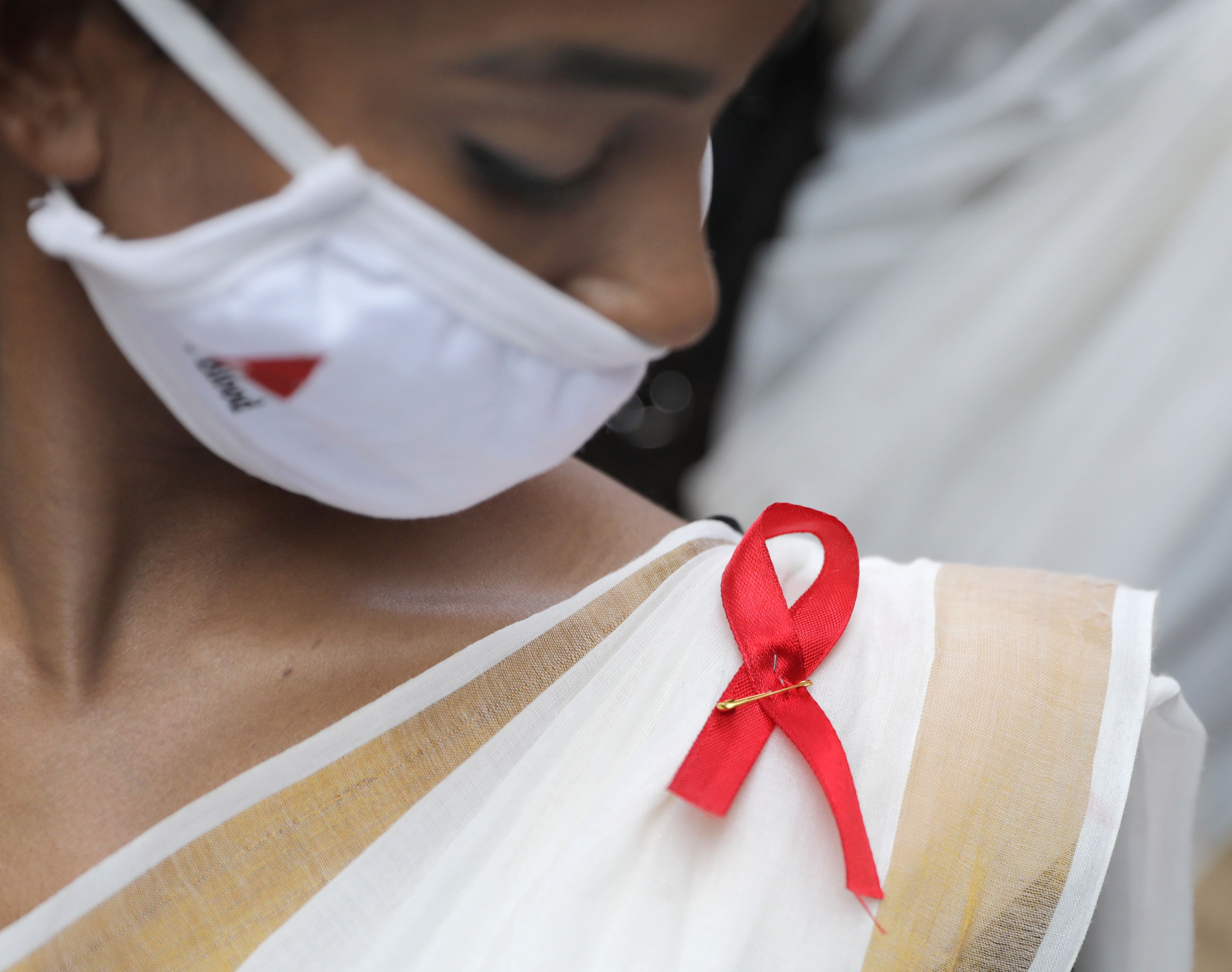 La cinta roja se convirtió en emblema de la lucha contra la epidemia del VIH durante las décadas pasadas/ EFE/EPA/PIYAL ADHIKARY/Archivo 