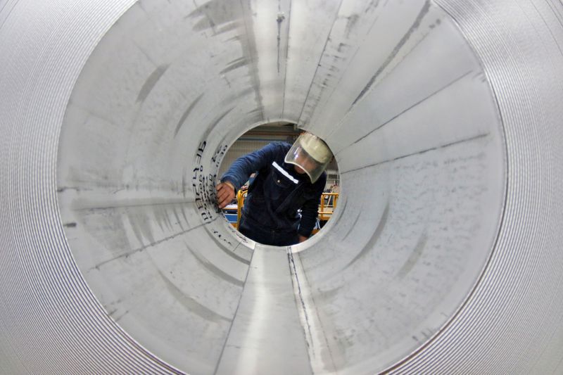 Imagen de archivo de un empleado trabajando en la línea de producción de rollos de aluminio en una fábrica en Zouping, provincia de Shandong, China. 23 de noviembre, 2019. REUTERS/Stringer/Archivo