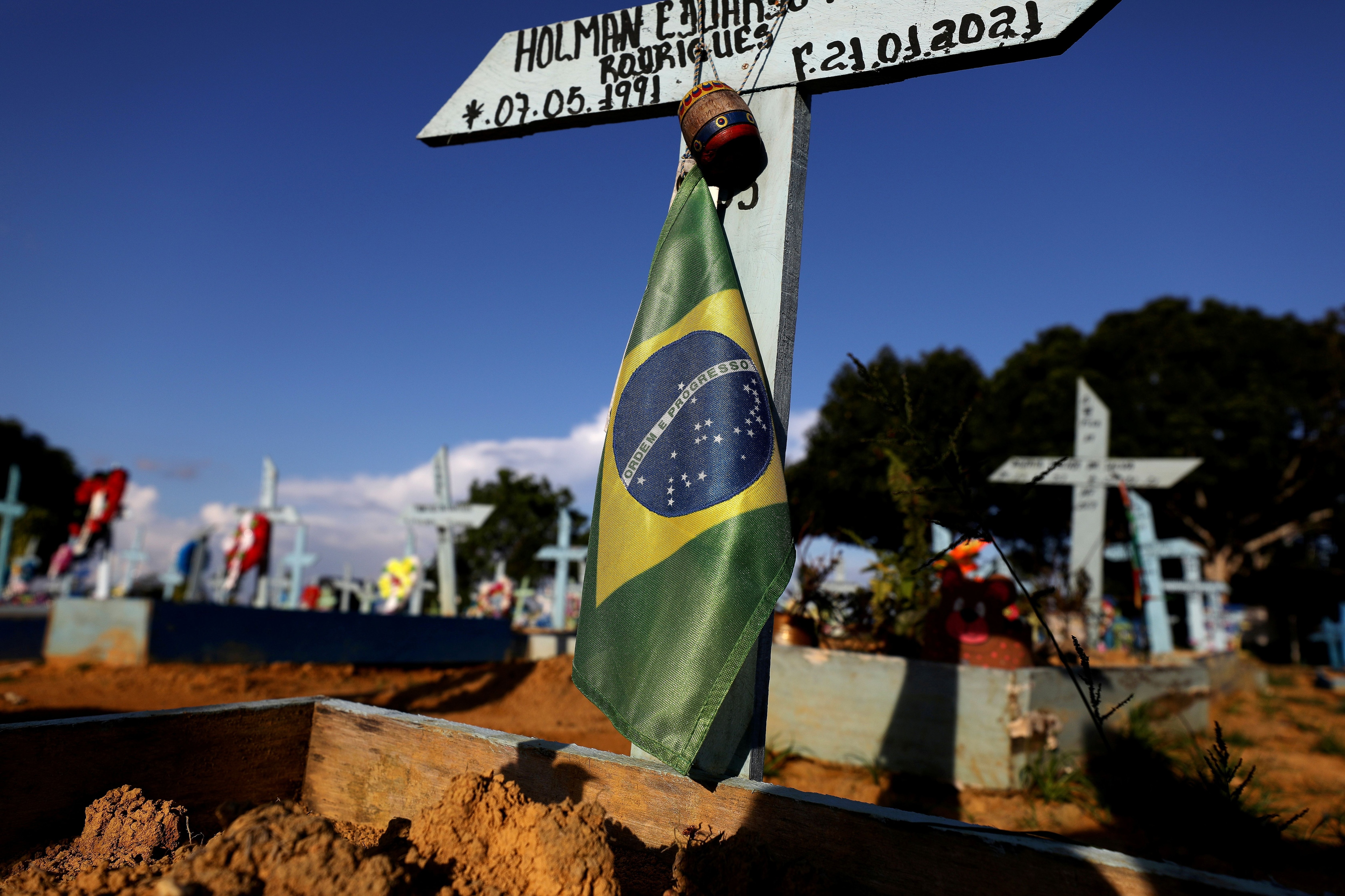  Una bandera nacional brasileña se ve en la tumba de una persona que falleció debido a la enfermedad del coronavirus (COVID-19) en el cementerio Parque Taruma en Manaus, Brasil 20 de mayo de 2021. REUTERS