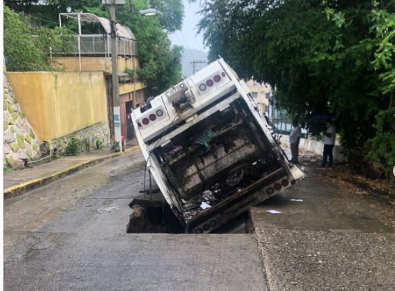 Camión de basura cayó en socavón formado en zona turística de Acapulco