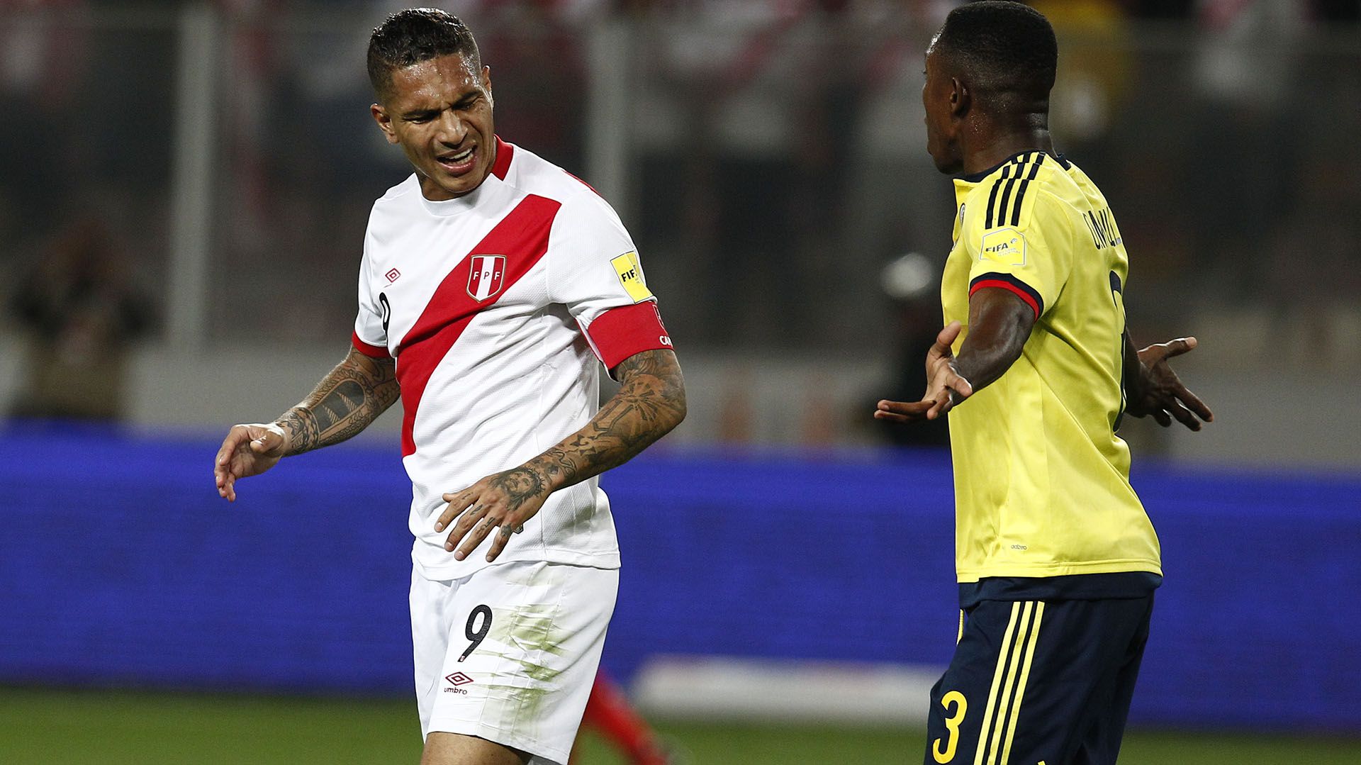 LIMA, PERU - OCTOBER 10: Paolo Guerrero of Peru argues with Davinson Sanchez of Colombia during match between Peru and Colombia as part of FIFA 2018 World Cup Qualifiers at National Stadium on October 10, 2017 in Lima, Peru. (Photo by Leonardo Fernandez/Getty Images)