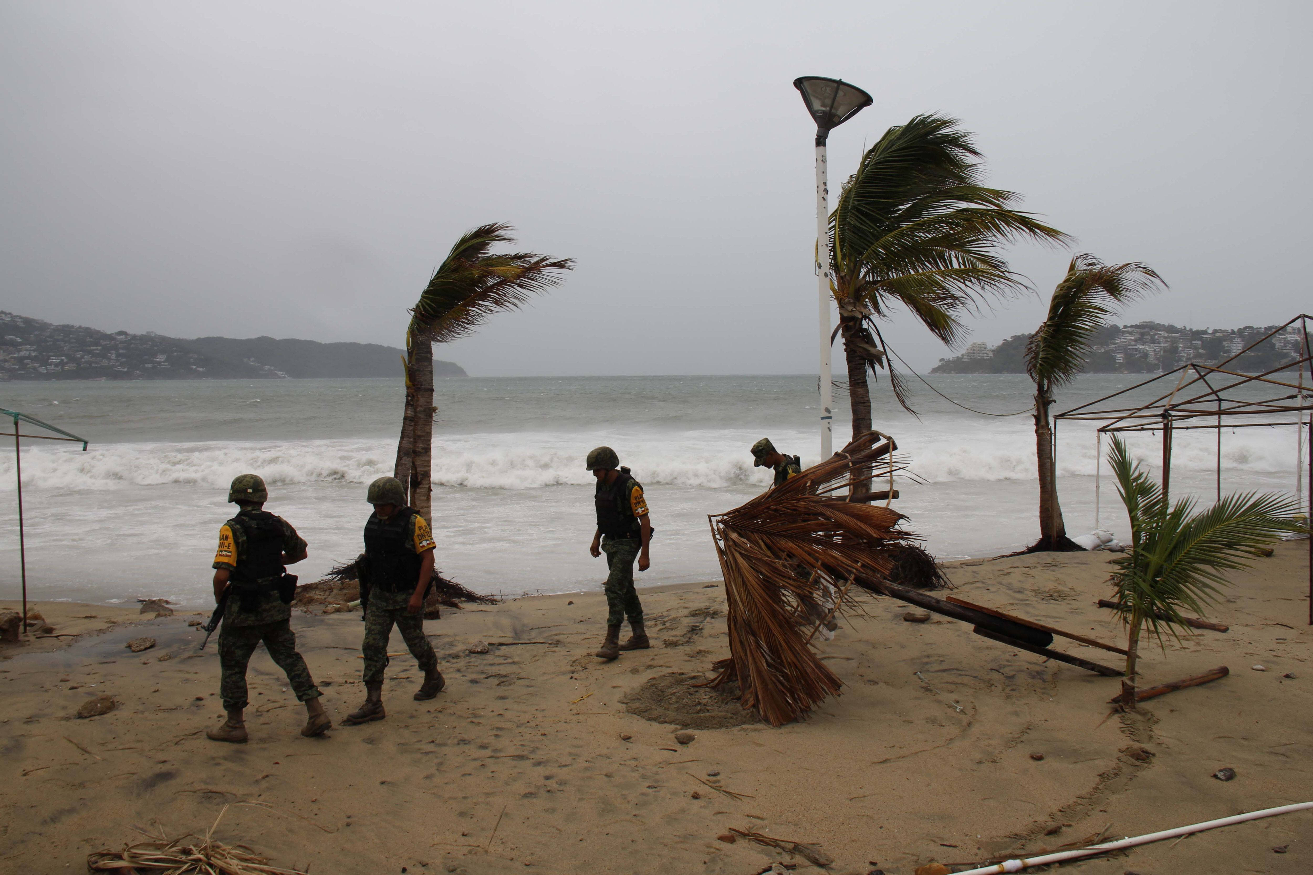 Apenas hace unos días, La Coordinación Nacional de Protección Civil advirtió que dos zonas de baja presión con posibilidad de convertirse en ciclones tropicales (Foto: Francisca Meza/EFE) 