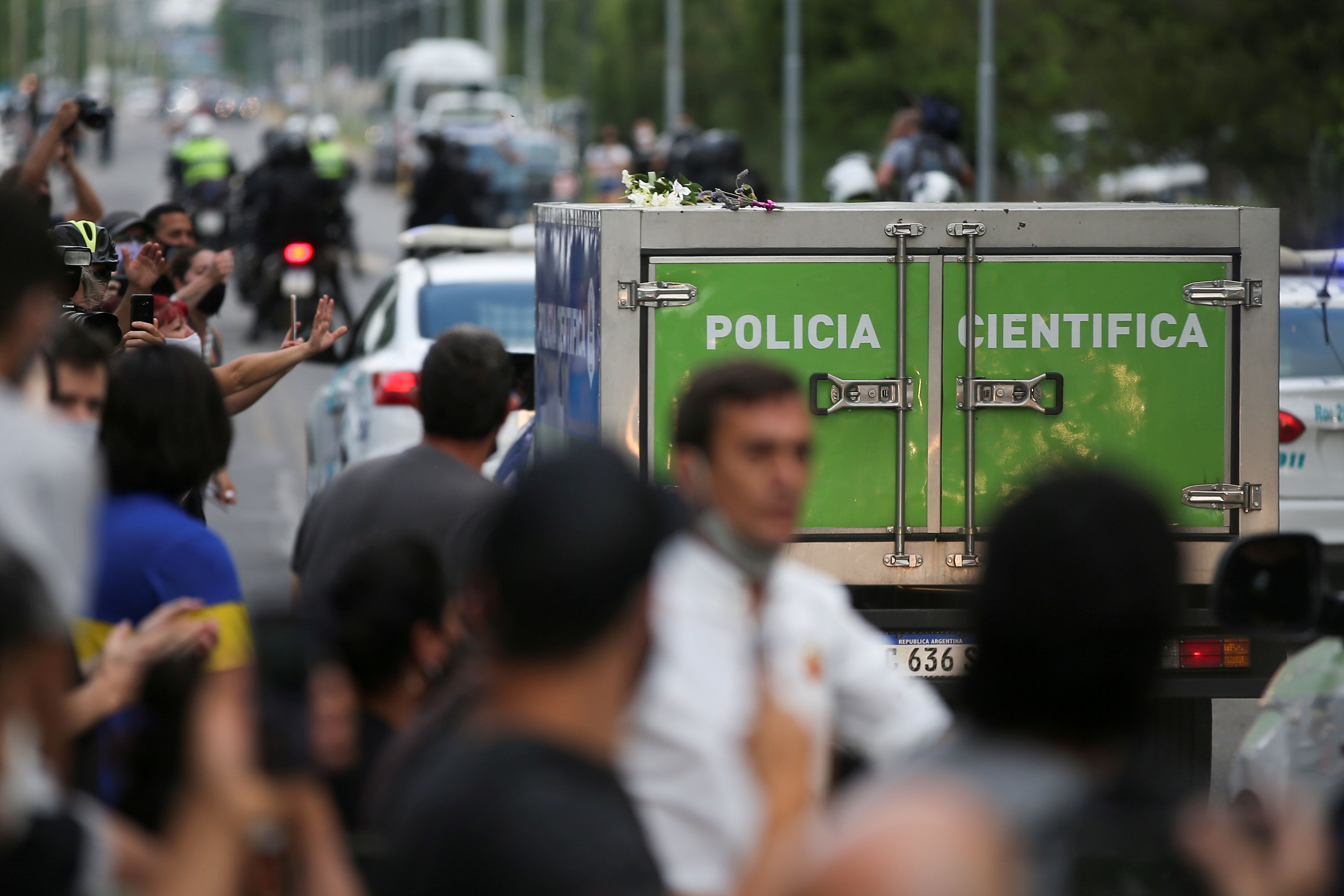 Noviembre de 2020: Policía Científica traslada el cuerpo de Diego. (REUTERS/Agustin Marcarian)