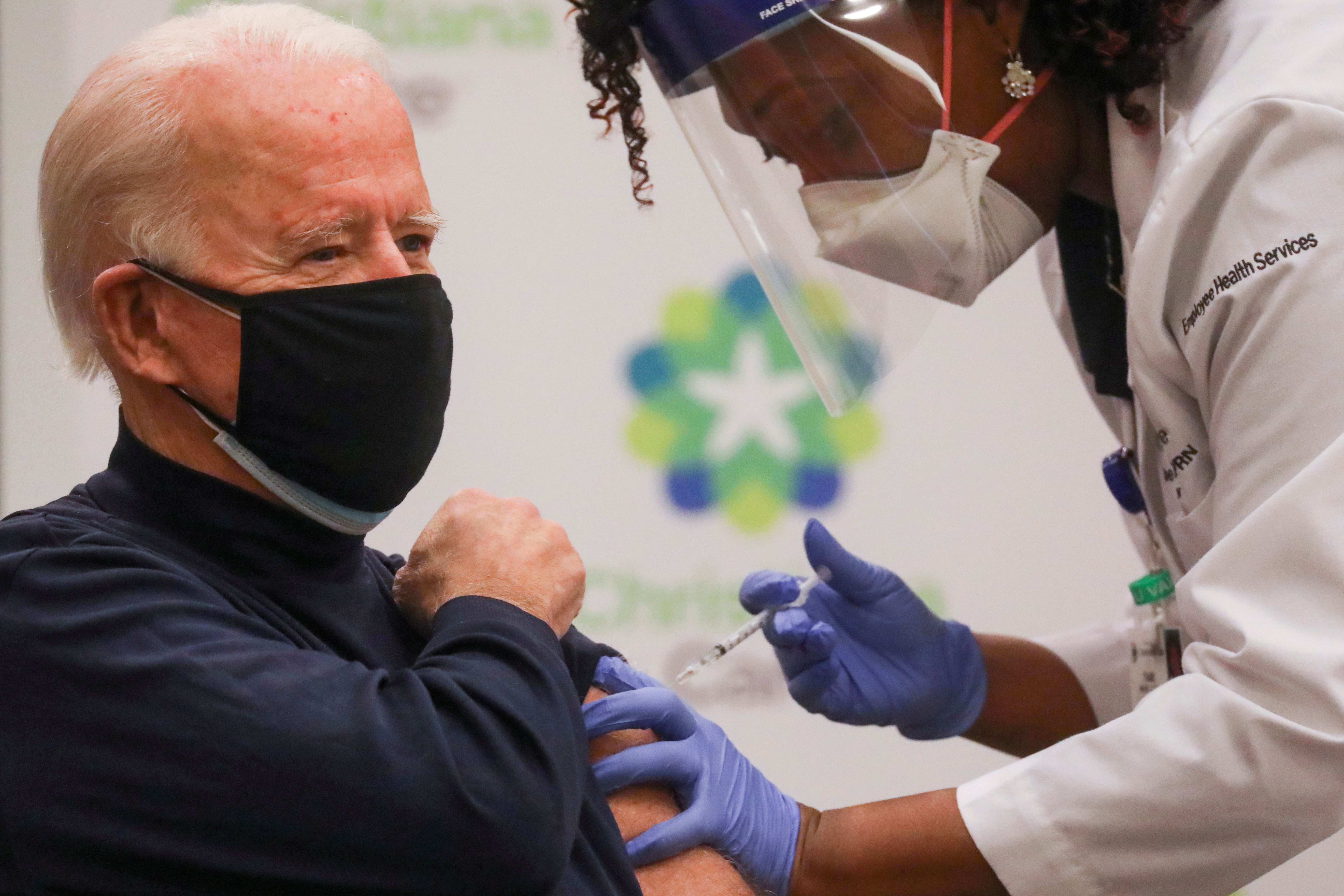 La enfermera Tabe Mase administra a Biden una dosis de la vacuna el 21 de diciembre de 2020 (REUTERS/Leah Millis/File Photo)