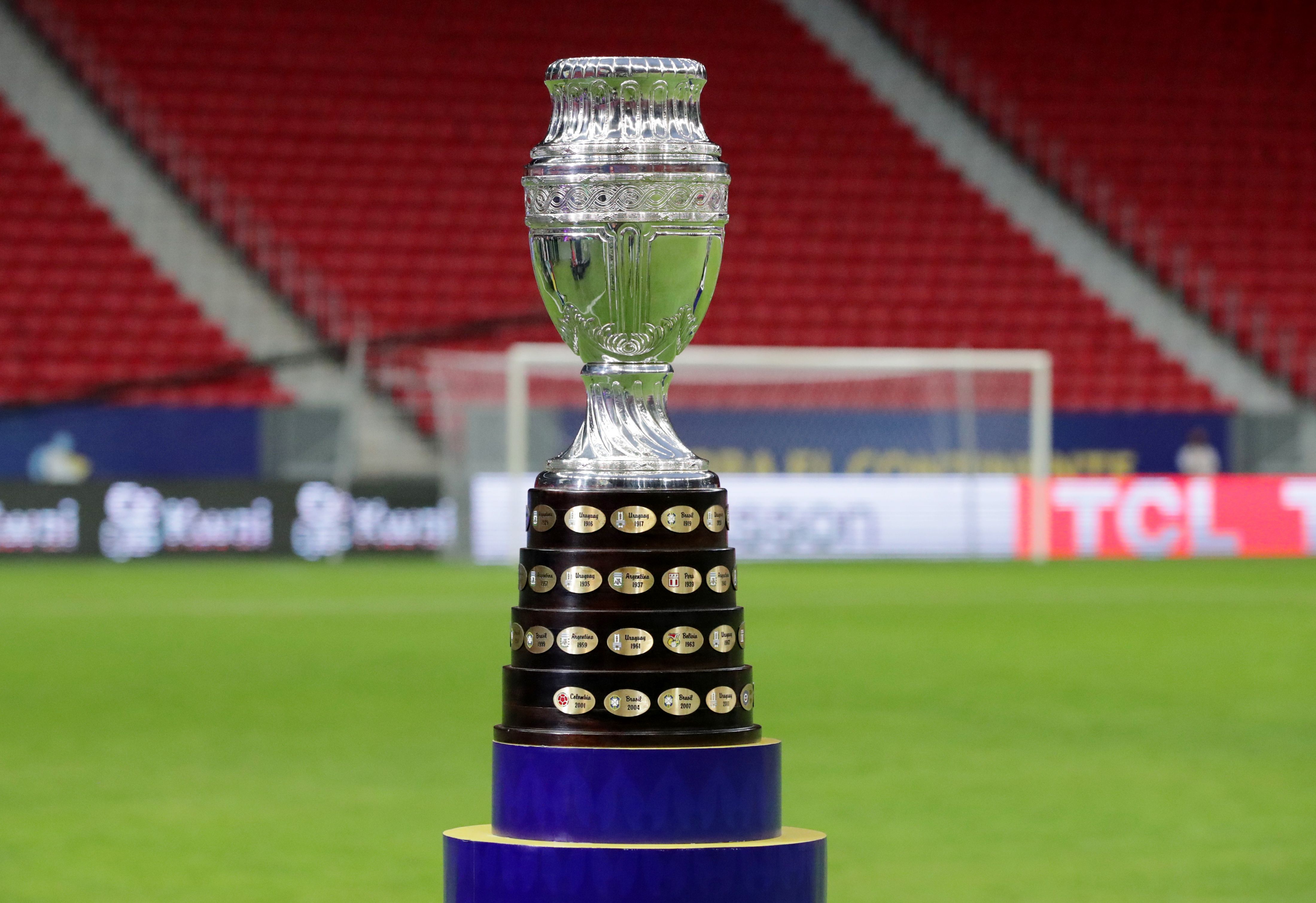 El trofeo de la Copa América, en el estadio Mané Garrincha de Brasilia (REUTERS/Henry Romero)