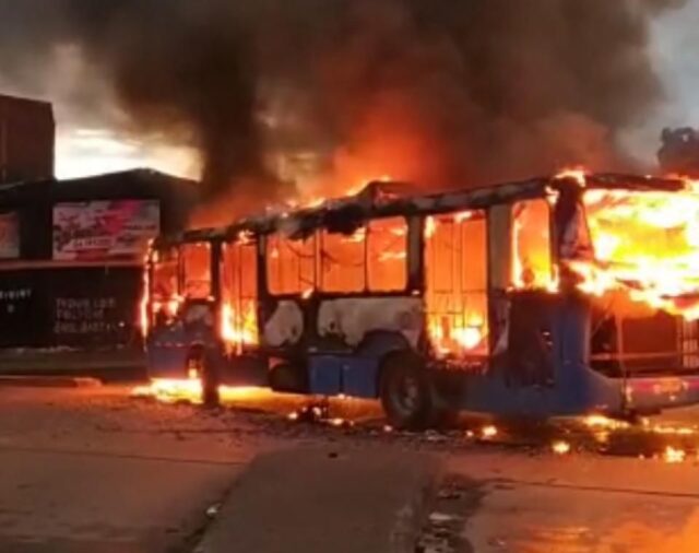 Encapuchados queman un bus del MIO en el oriente de Cali