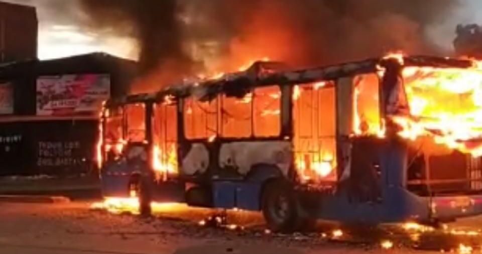 Encapuchados queman un bus del MIO en el oriente de Cali