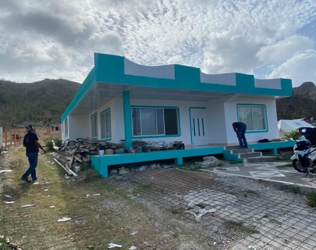 Funcionaria presume reconstrucción de casa en Providencia y la propietaria la desmiente por Twitter