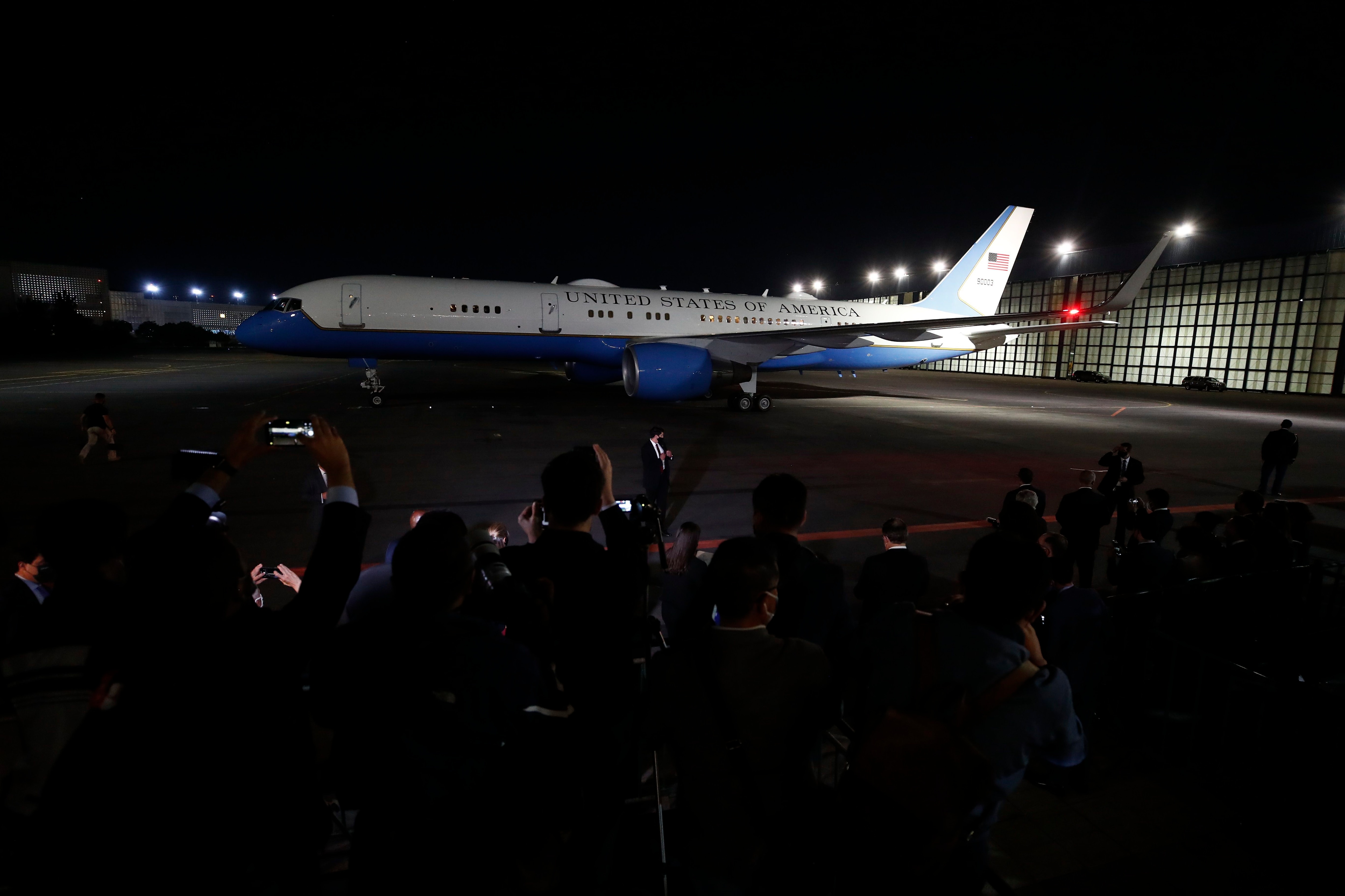 Vista hoy del avión en que aterrizó la vicepresidenta de Estados Unidos, Kamala Harris, para iniciar su visita oficial a México, en el Aeropuerto Internacional Benito Juárez de Ciudad de México (México). EFE/ José Méndez 