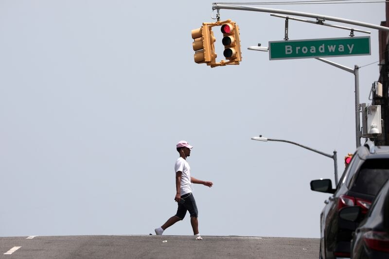 FOTO DE ARCHIVO. Un hombre cruza la calle 145 Oeste durante un clima muy caluroso en la sección de Washington Heights de Manhattan en Nueva York, Estados Unidos. 18 de junio de 2018. REUTERS/Mike Segar